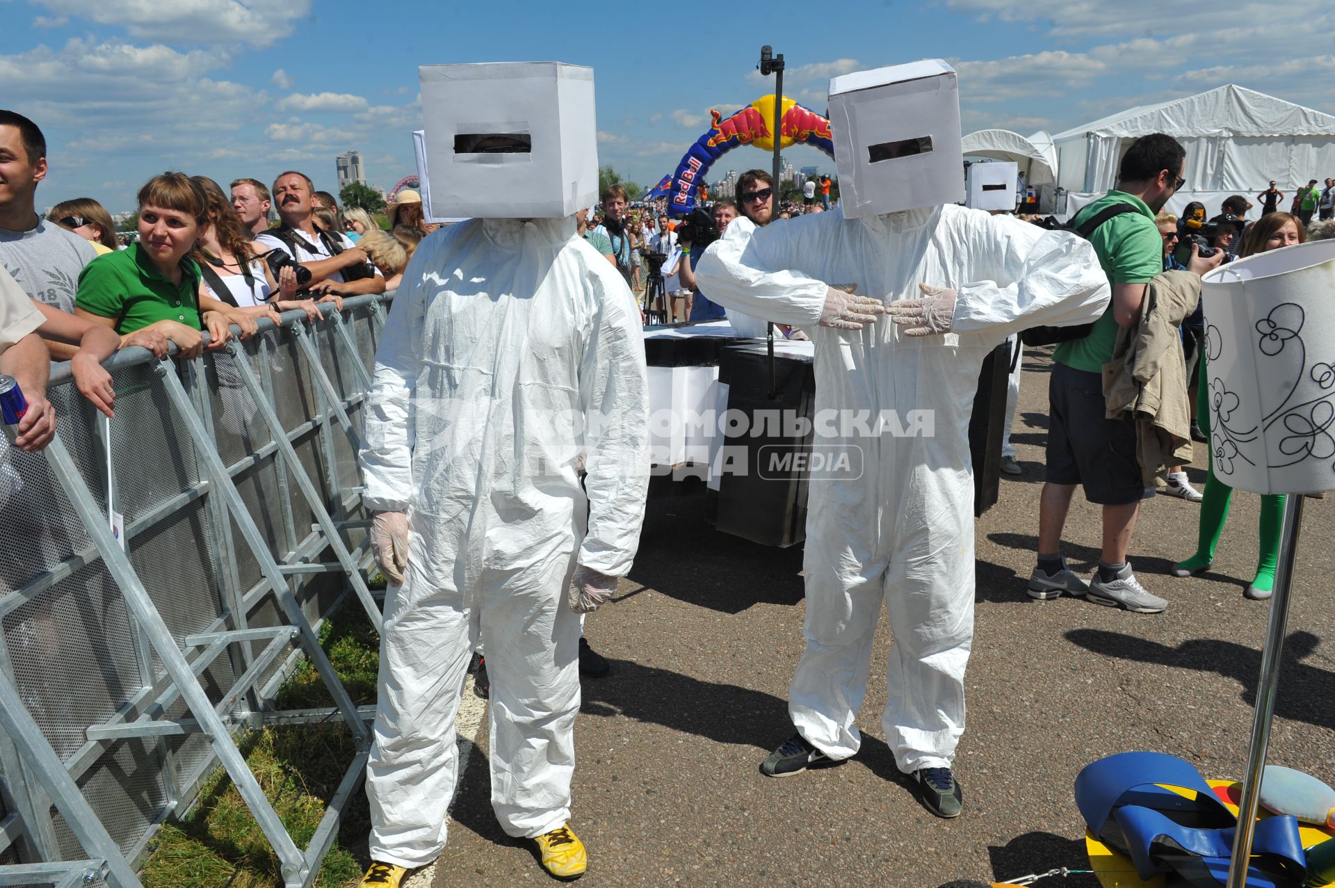 Велодорога в Крылатском . Гонки на тарантасах `Red Bull Soapbox Race`. На снимке: участники соревнования.