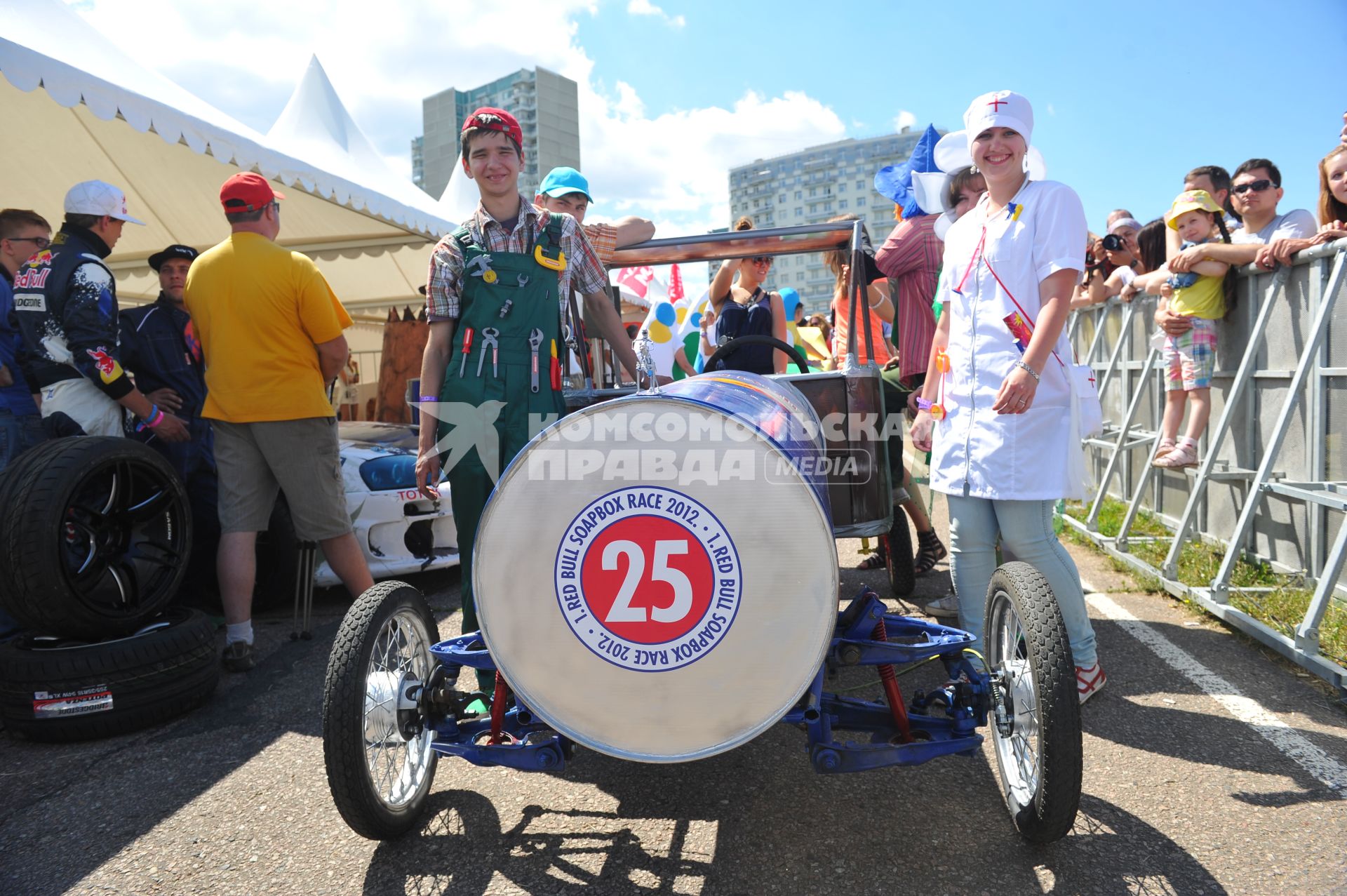 Велодорога в Крылатском . Гонки на тарантасах `Red Bull Soapbox Race`. На снимке: участники соревнования.