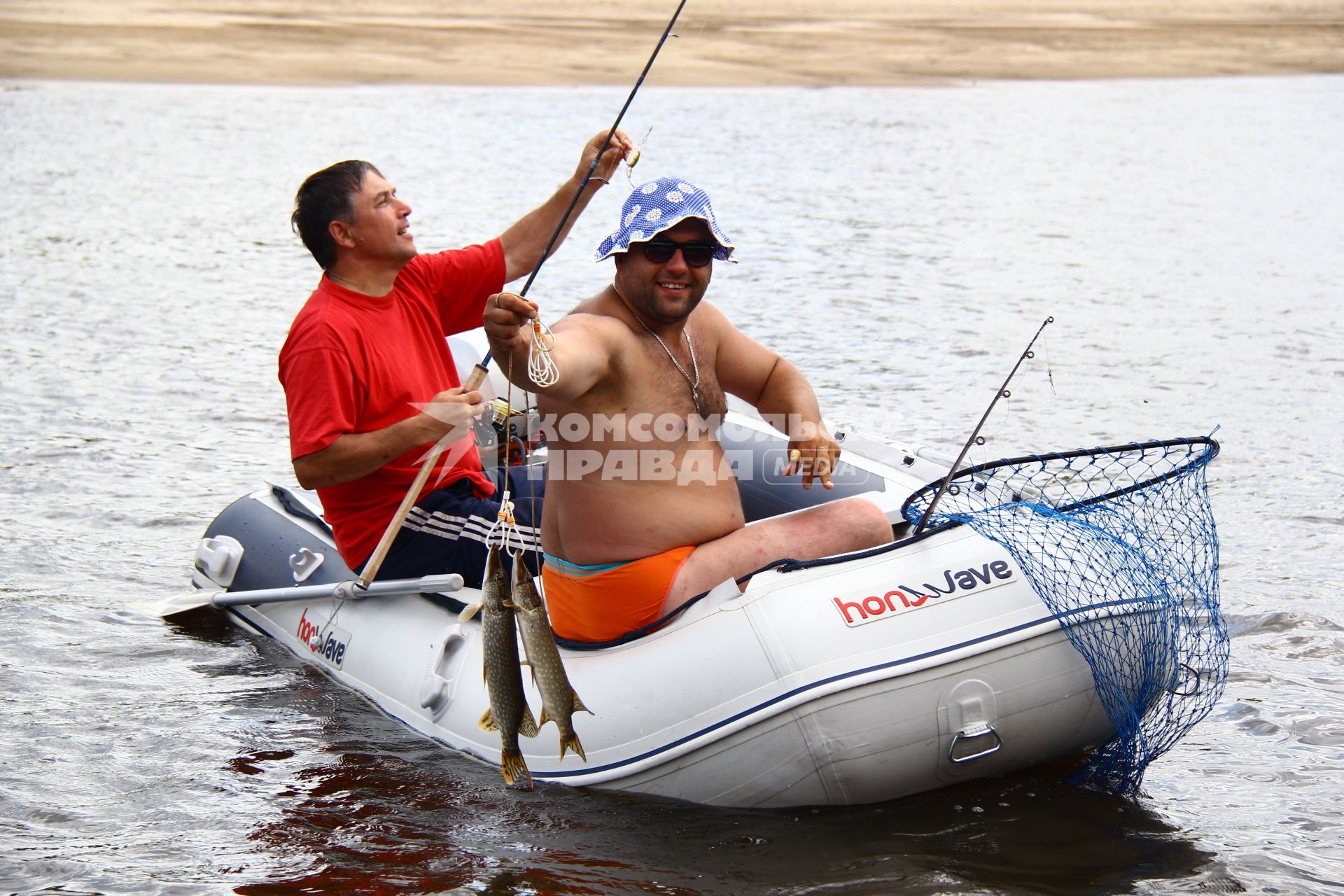 Два рыбака сидят в надувной лодке, ловят рыбу. Нижегородская область. Река Ветлуга.