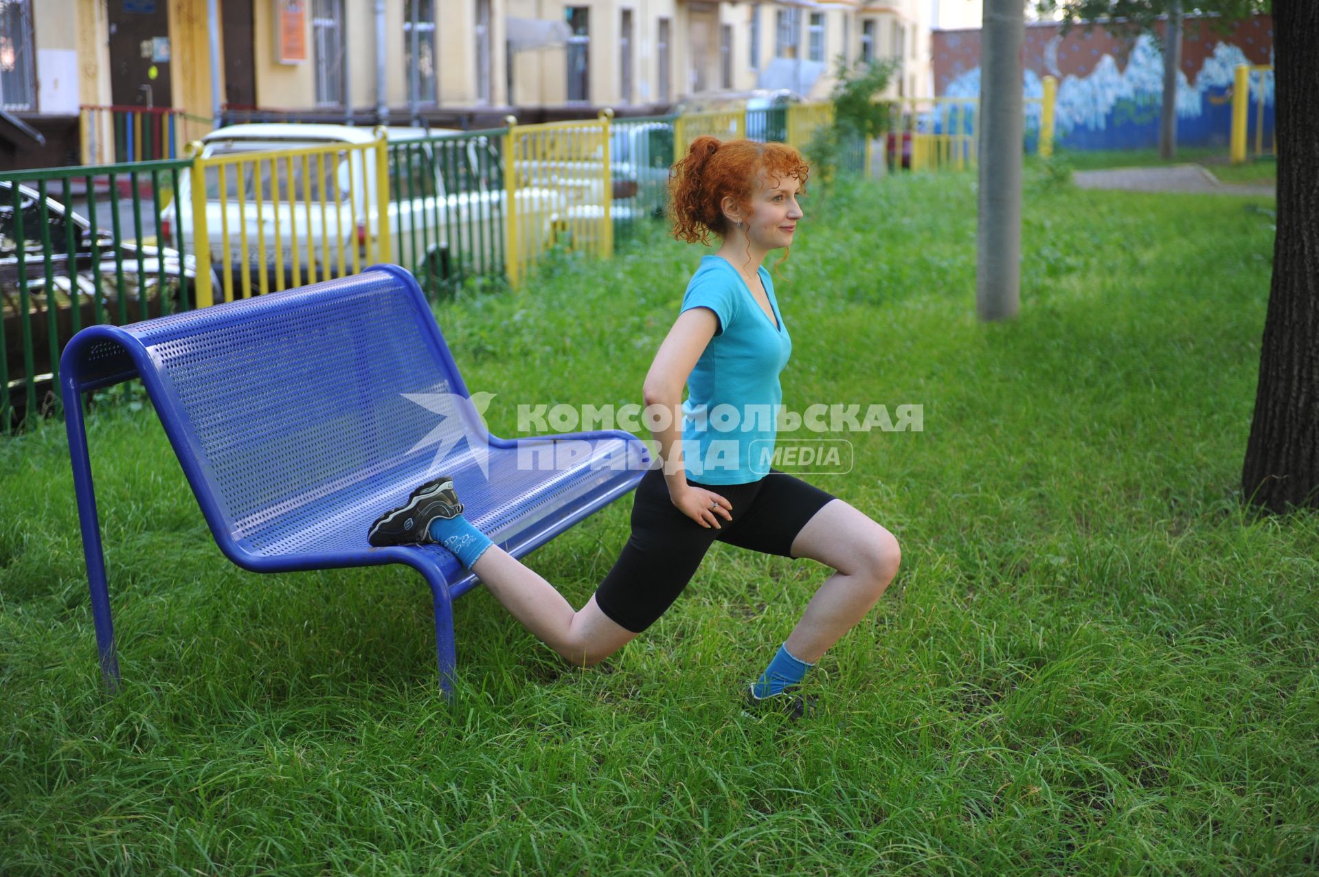 Девушка занимается фитнесом на природе.