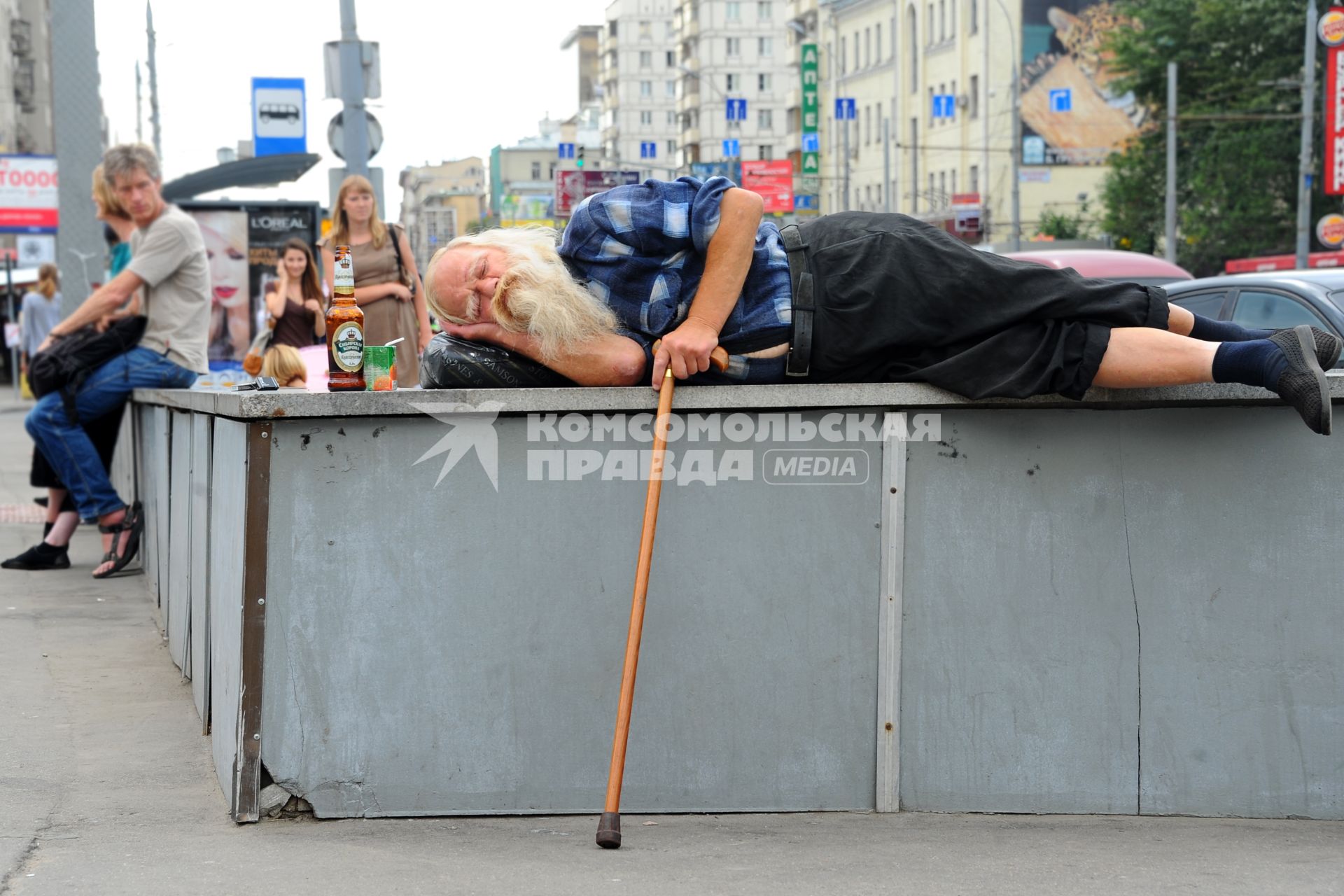 Пожилой мужчина лежит на улице.