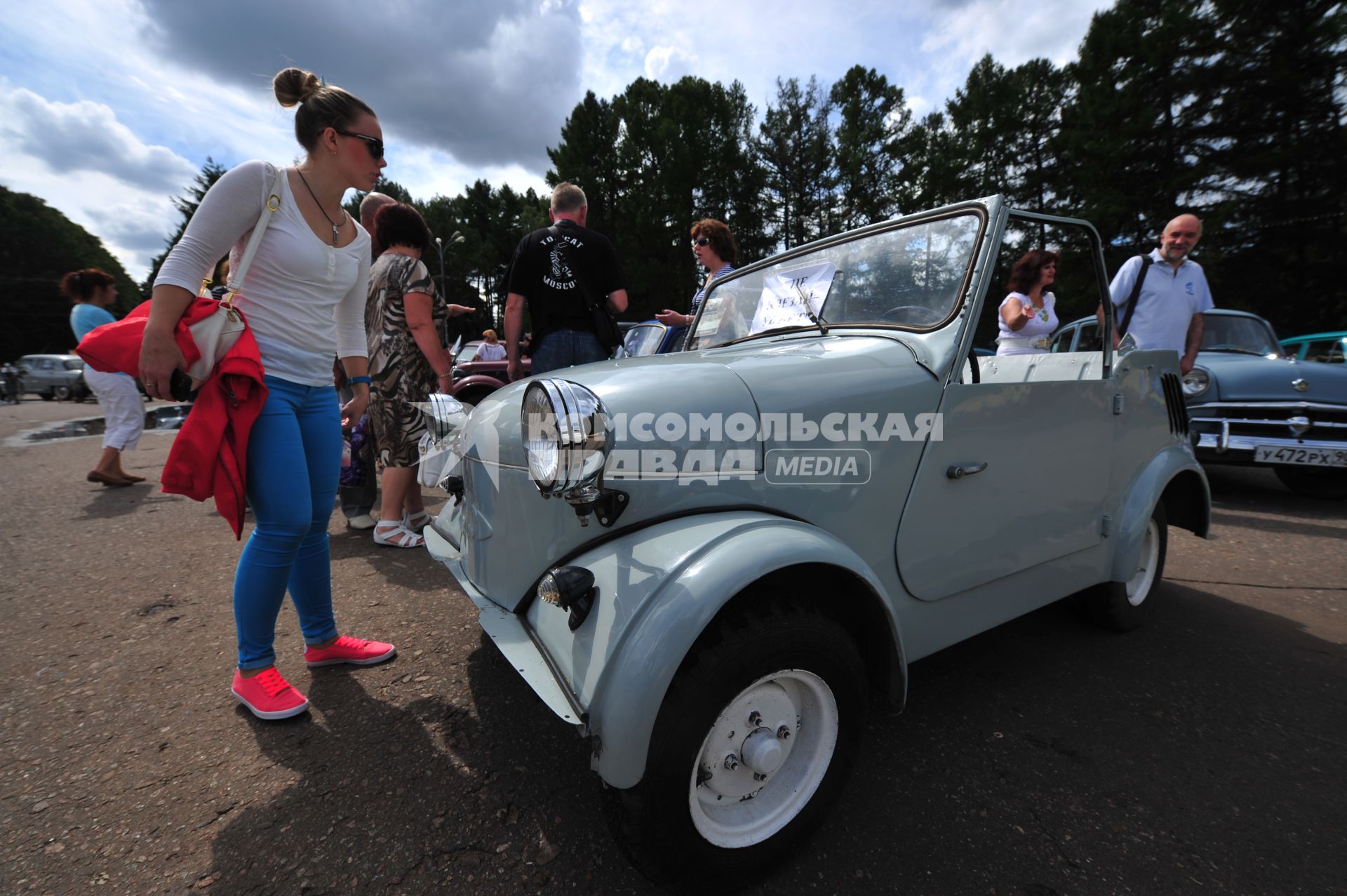 Фестиваль коллекционных автомобилей `Ретро-Фест` в Сокольниках. На снимке:  ретро автомобиль.