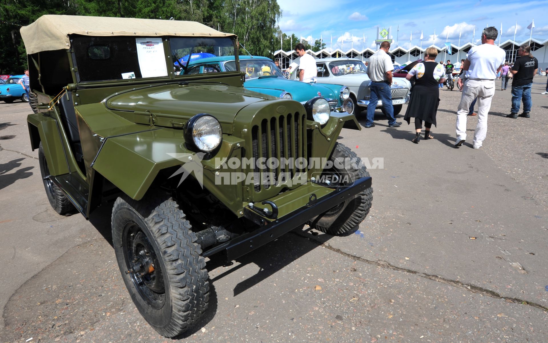 Фестиваль коллекционных автомобилей `Ретро-Фест` в Сокольниках. На снимке:  ретро автомобиль.