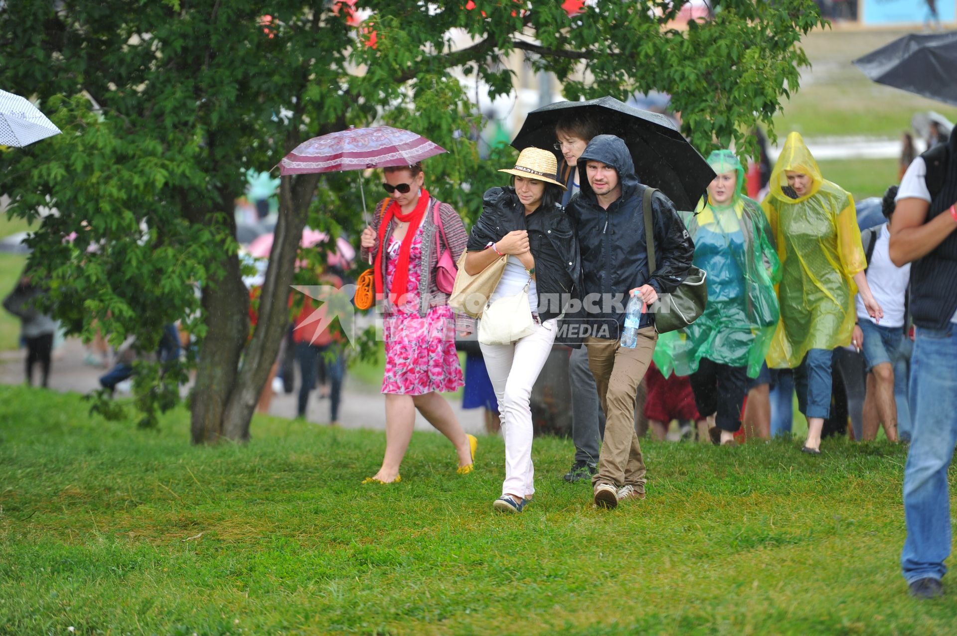 Коломенское. Фестиваль Пикник `Афиши`. На снимке: посетители фестиваля под дождем.