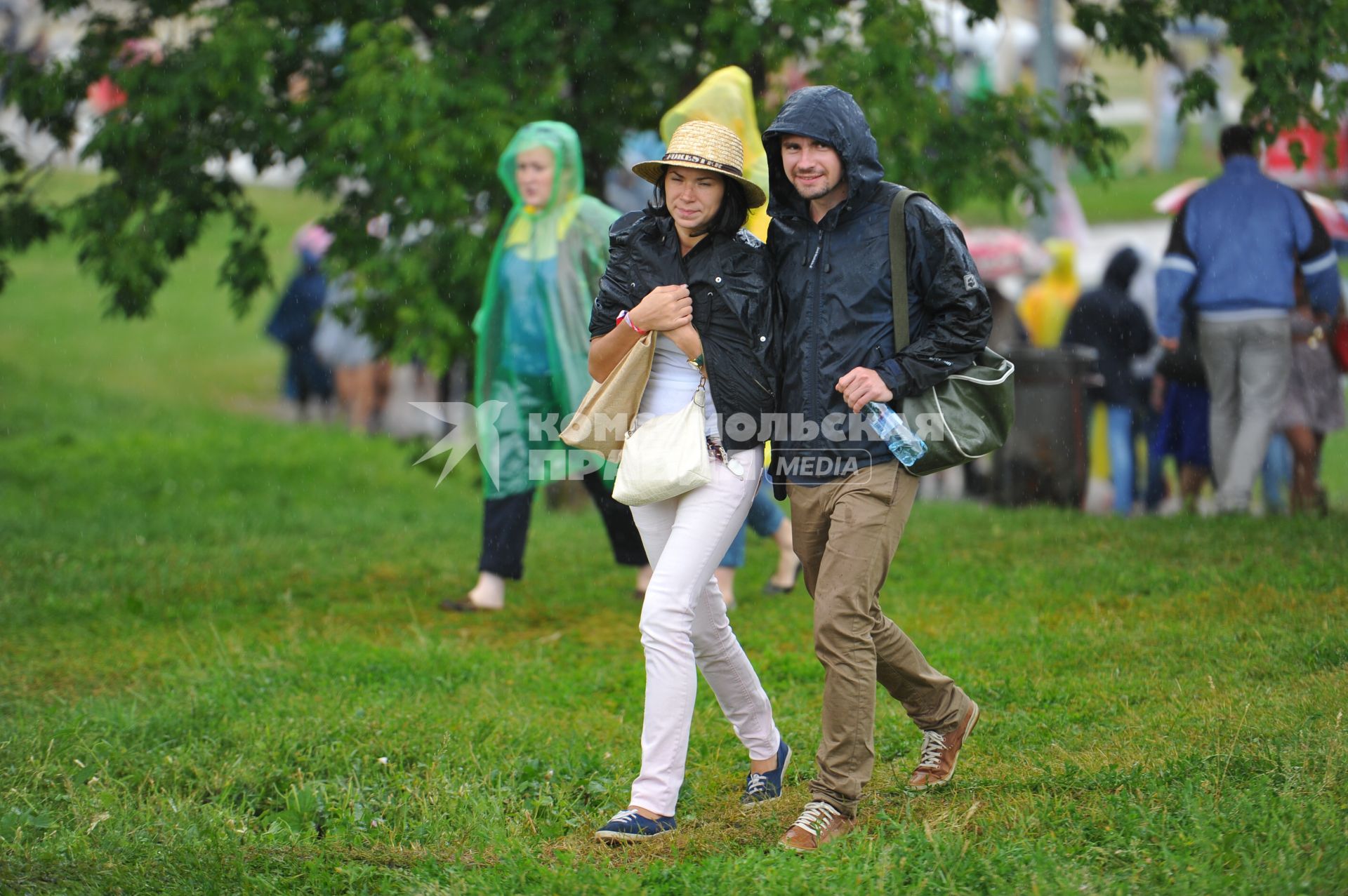 Коломенское. Фестиваль Пикник `Афиши`. На снимке: посетители фестиваля под дождем.
