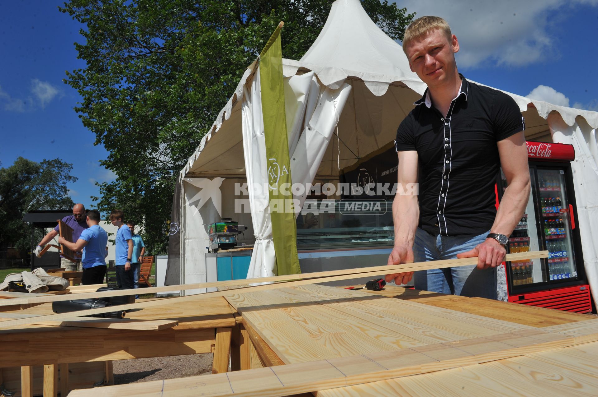 Коломенское. Фестиваль Пикник `Афиши`. На снимке: мужчина делает деревянный стол.
