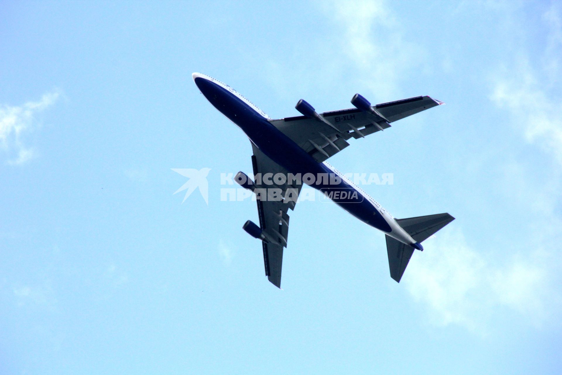 Самолет `Боинг-747` в небе.