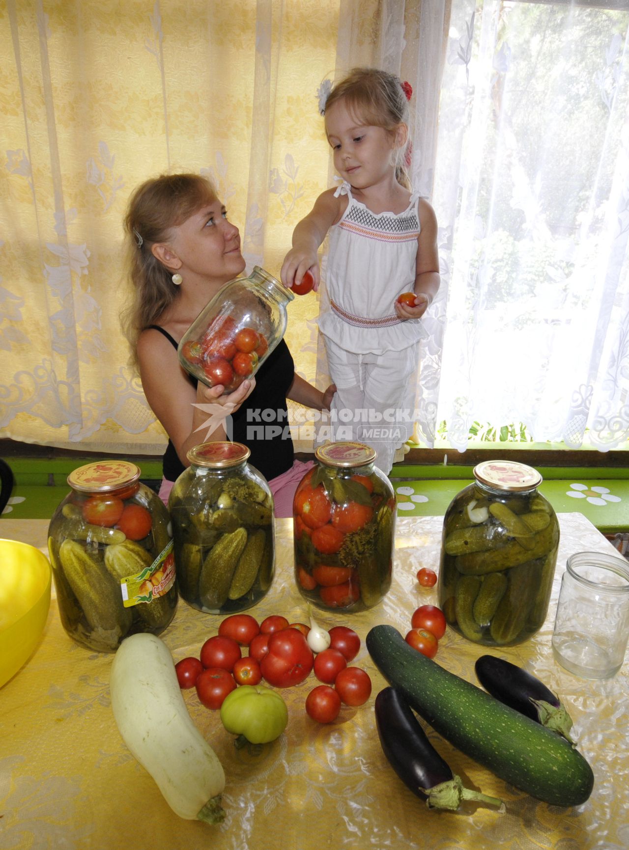 Консервирование. На снимке: заготовка соленых и маринованных овощей на зиму.