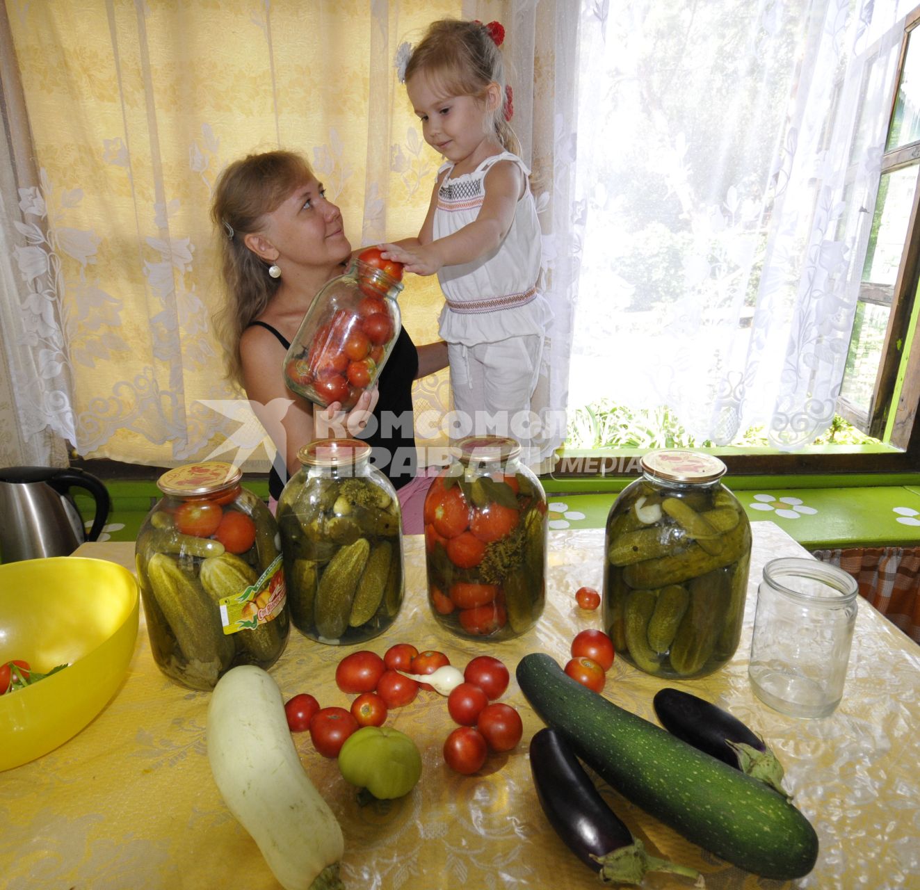 Консервирование. На снимке: заготовка соленых и маринованных овощей на зиму.