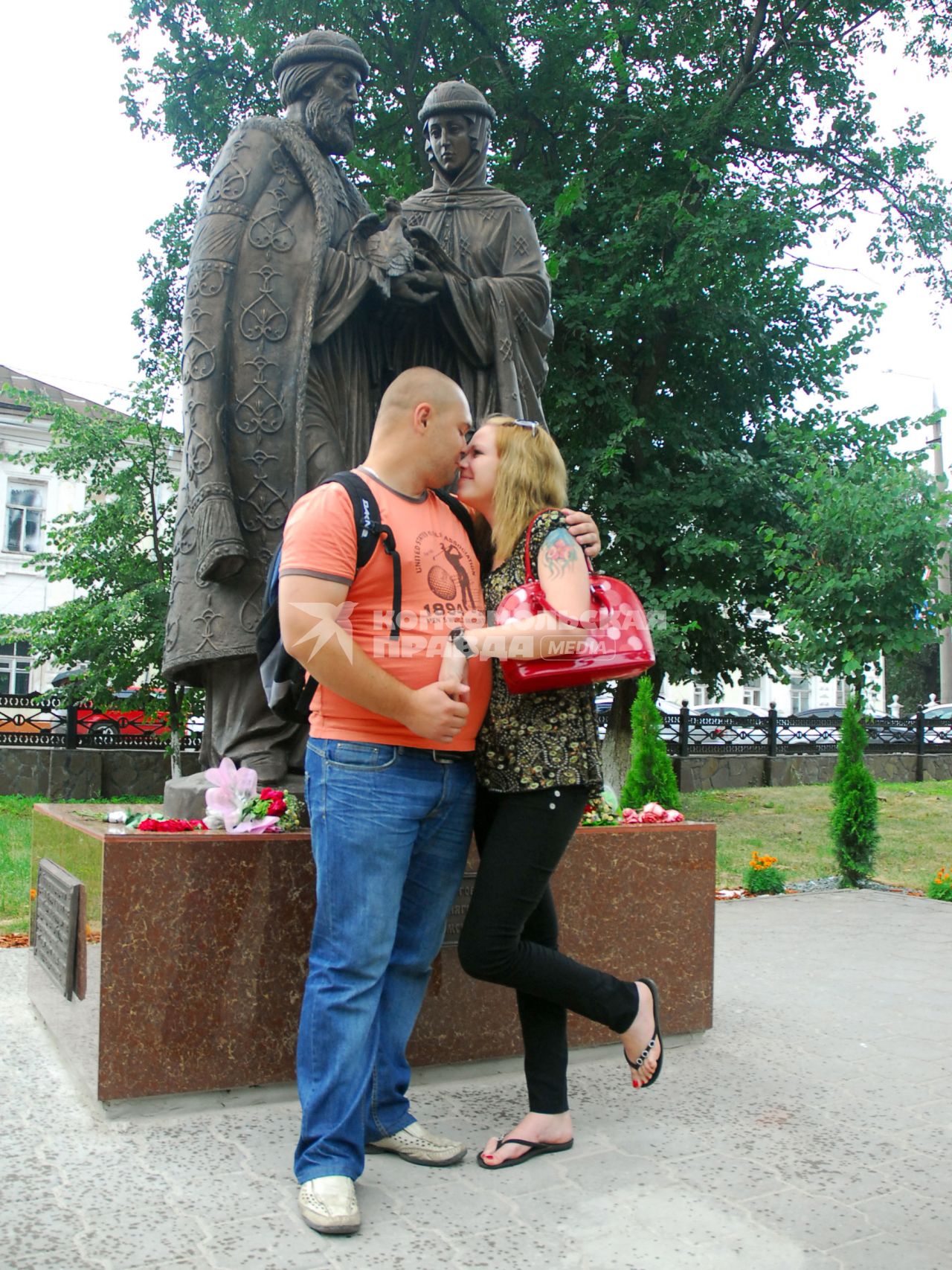 В Туле появились свои святые Петр и Феврония. 15 июля состоялось торжественное открытие скульптурной композиции в Кремлевском сквере. На снимке: Молодая пара проявляет друг к другу теплые чувства.