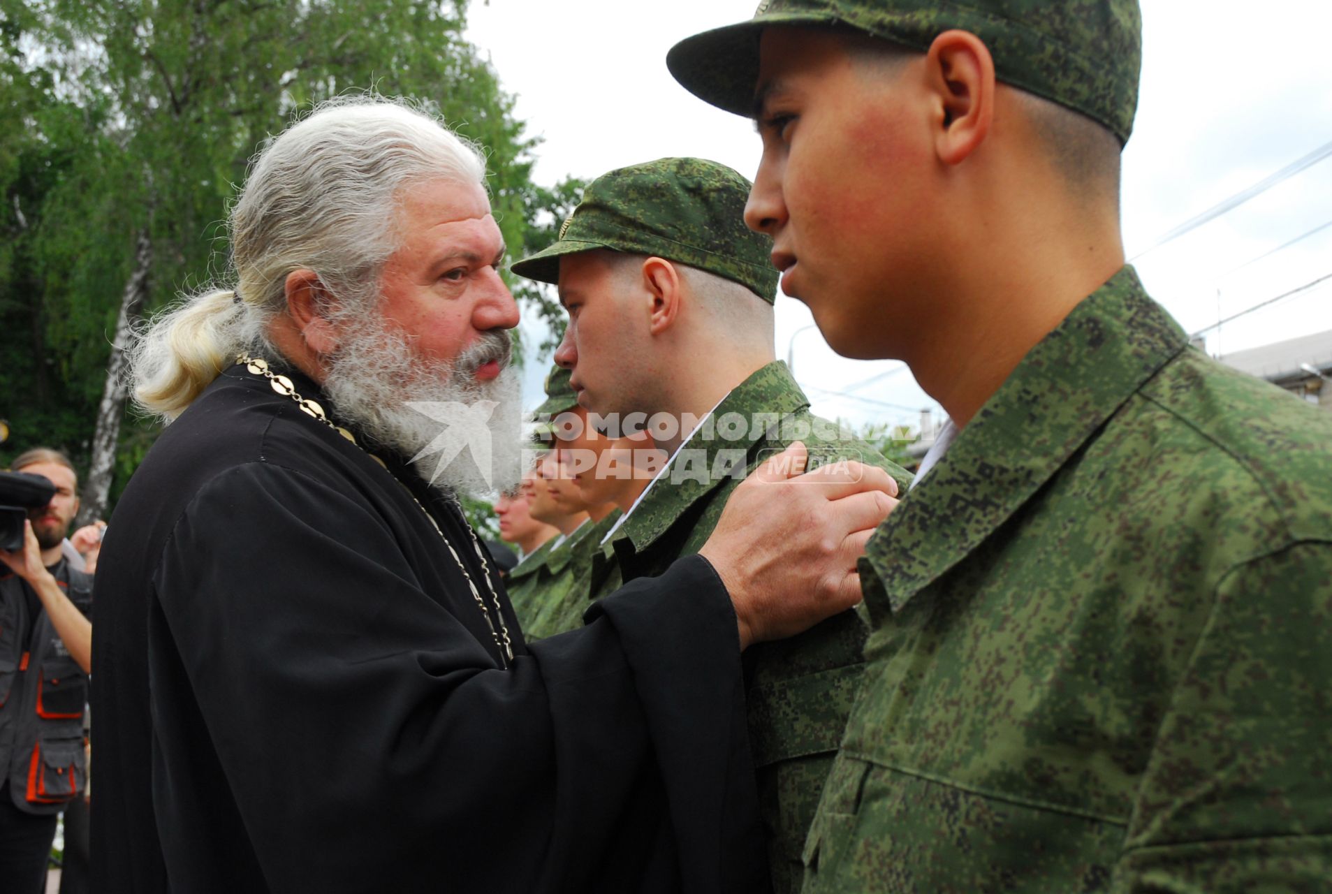 27 июня 2012 года в Туле состоялись торжественные проводы новобранцев, для службы на крейсере `Варяг`, тихоокеанского флота. На снимке: Священник провожает солдат.