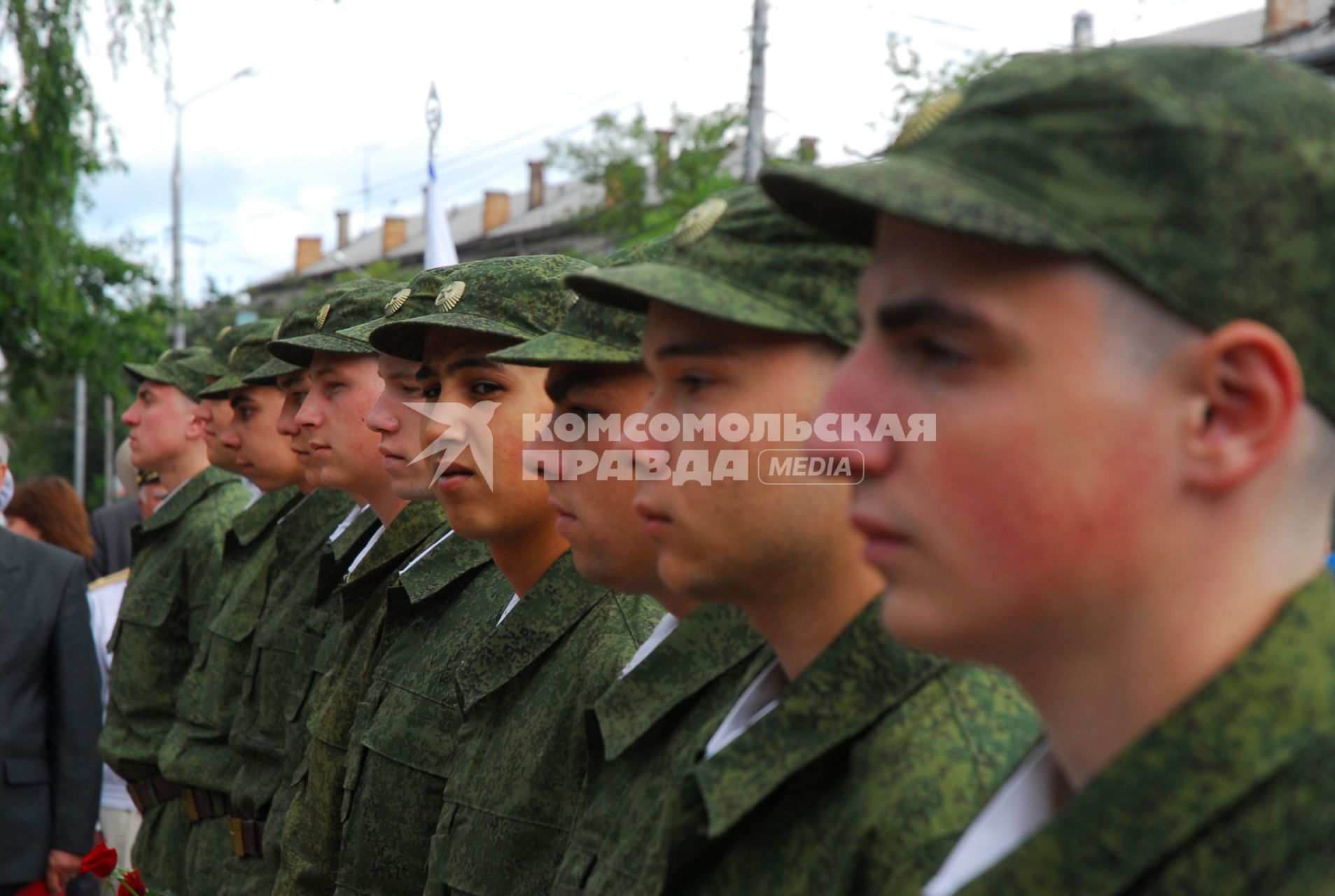 27 июня 2012 года в Туле состоялись торжественные проводы новобранцев, для службы на крейсере `Варяг`, тихоокеанского флота. На снимке: строй новобранцев.