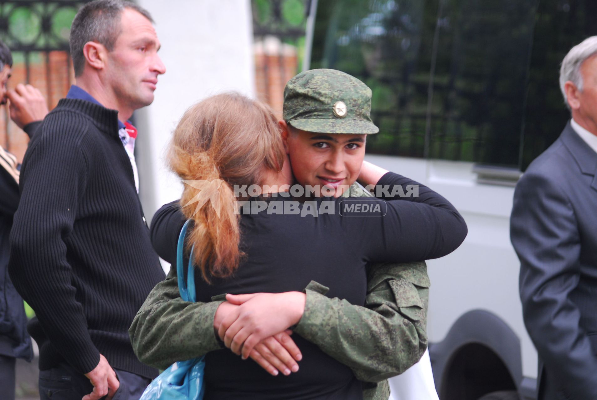 27 июня 2012 года в Туле состоялись торжественные проводы новобранцев, для службы на крейсере `Варяг`, тихоокеанского флота. На снимке: солдата провожает любимая девушка.