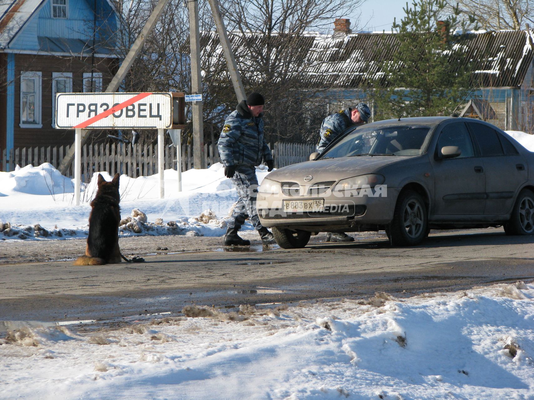 Фото к материалу о побеге осужденного Алексея Шестакова из 17-ой вологодской колонии на вертолете 22 марта 2012 года. На снимке: сотрудники правоохранительных органов проверяют документы у водителя.