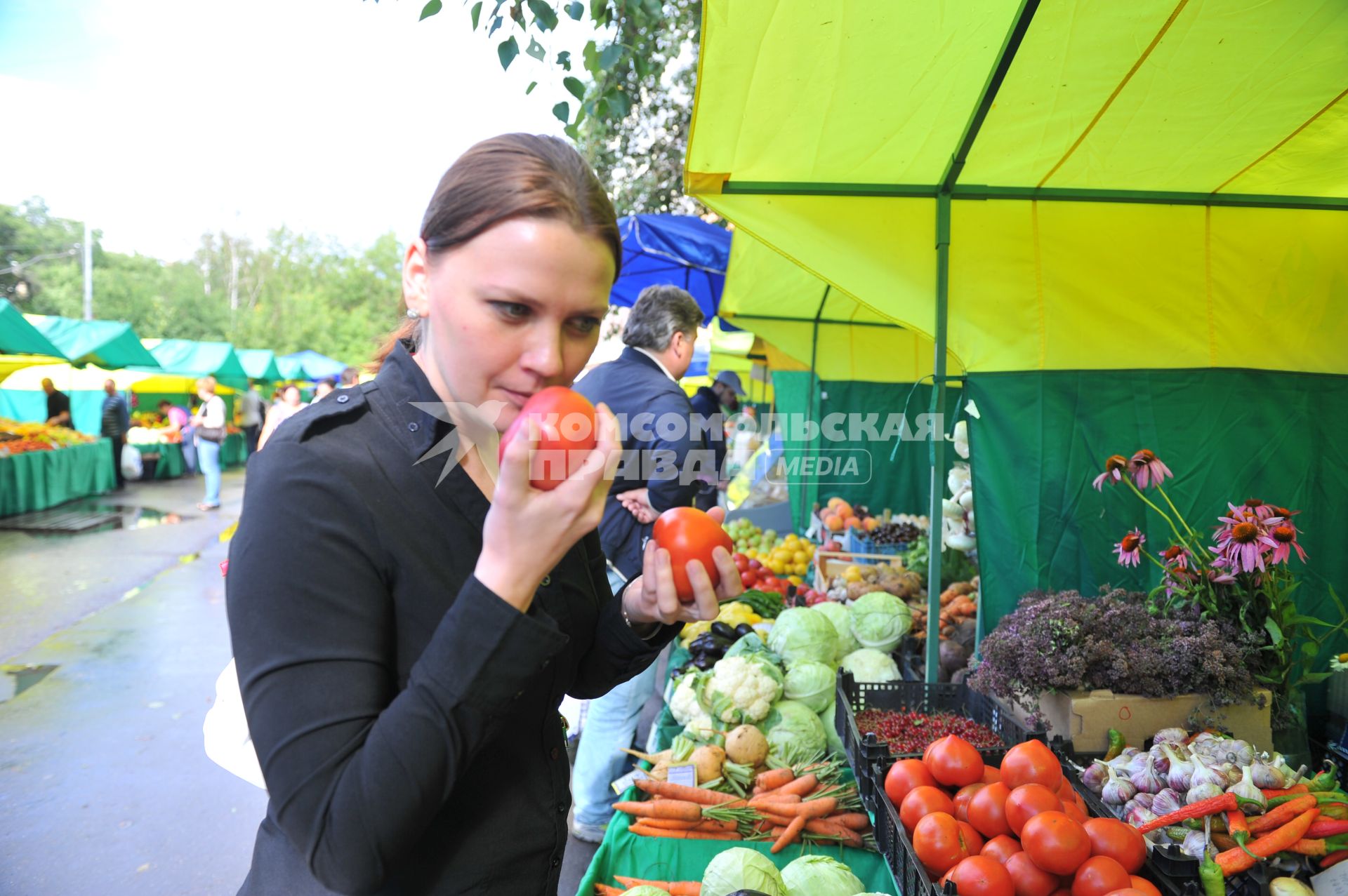 Ярмарка выходного дня. На снимке: женщина покупает продукты.