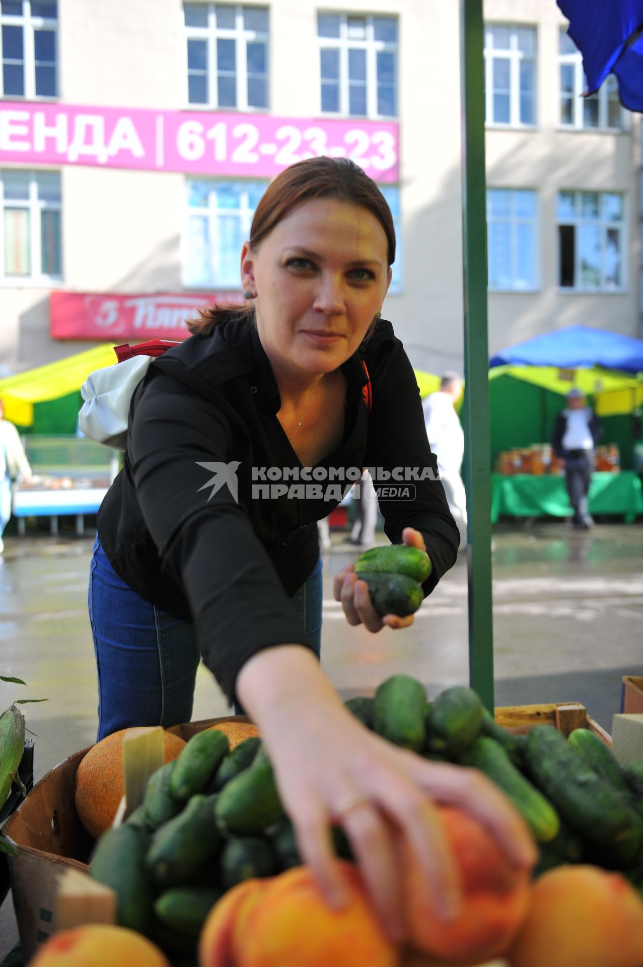 Ярмарка выходного дня. На снимке: женщина покупает продукты.