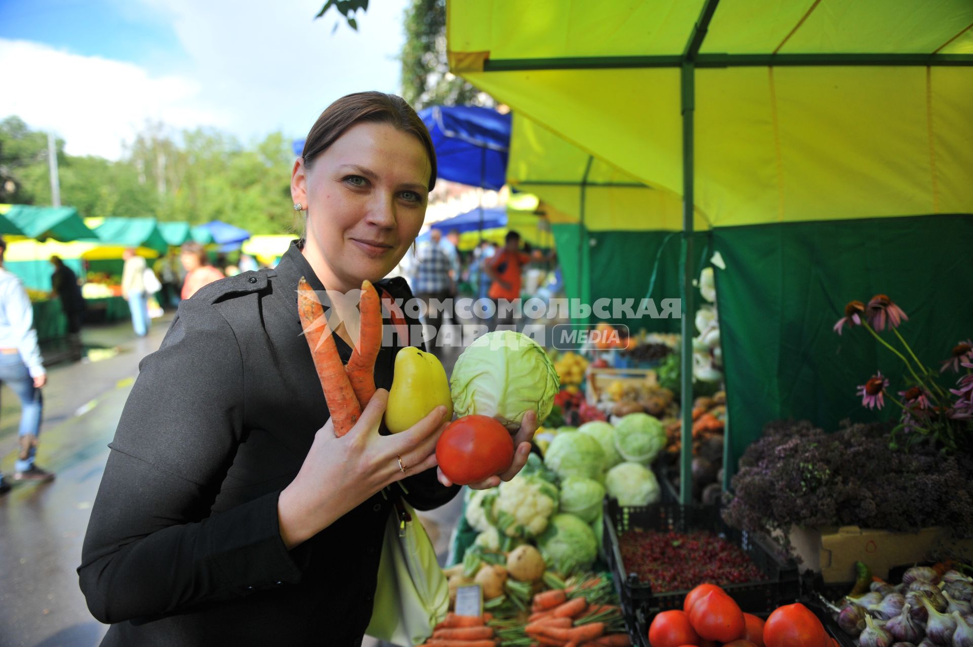 Ярмарка выходного дня. На снимке: женщина покупает продукты.