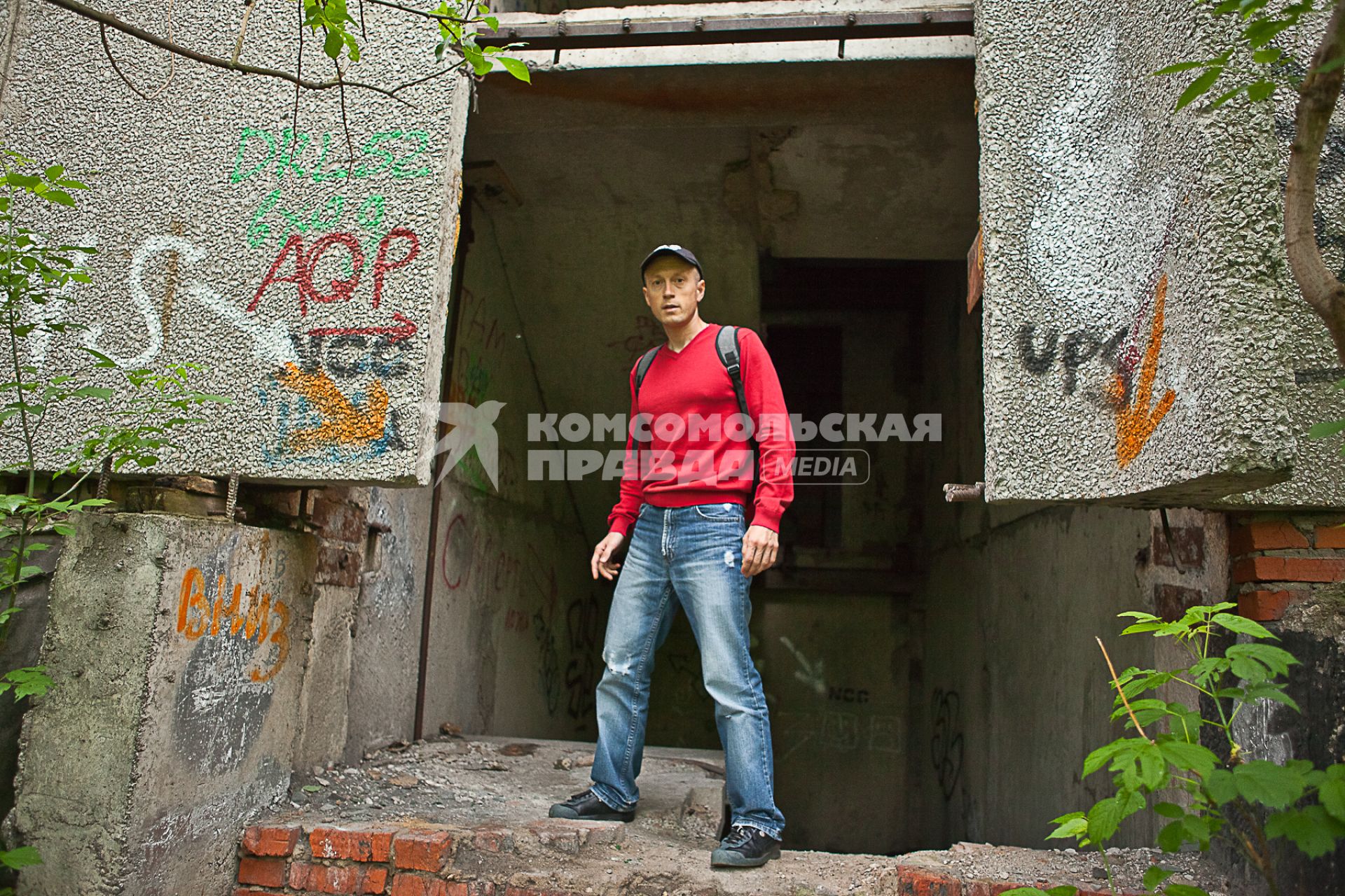 Заброшенный 8-этажный дом на Волоколамском шоссе 28. На снимке: корреспондент КП Никита Миронов.