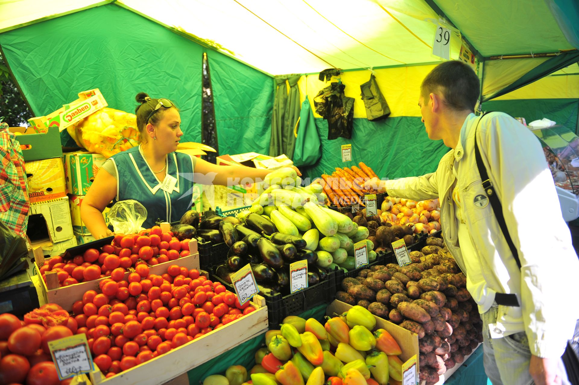 Ярмарка выходного дня. На снимке: мужчина покупает продукты.