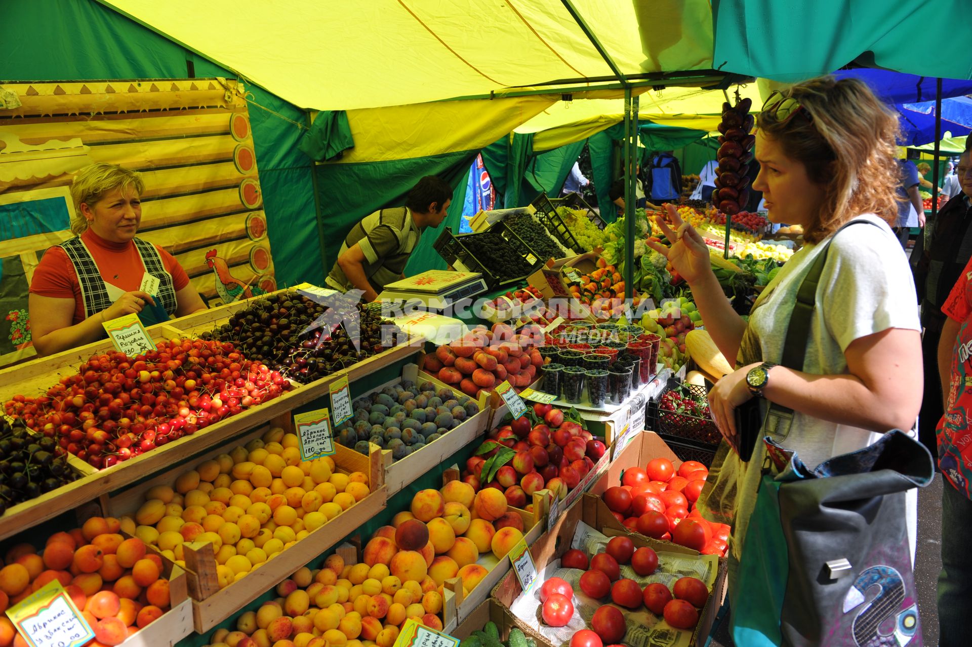 Ярмарка выходного дня. На снимке: женщина покупает продукты.