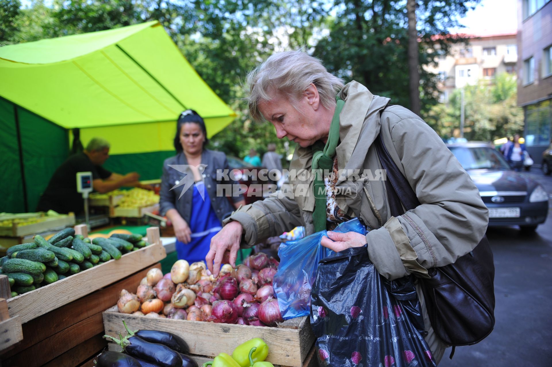 Ярмарка выходного дня. На снимке: женщина покупает продукты.