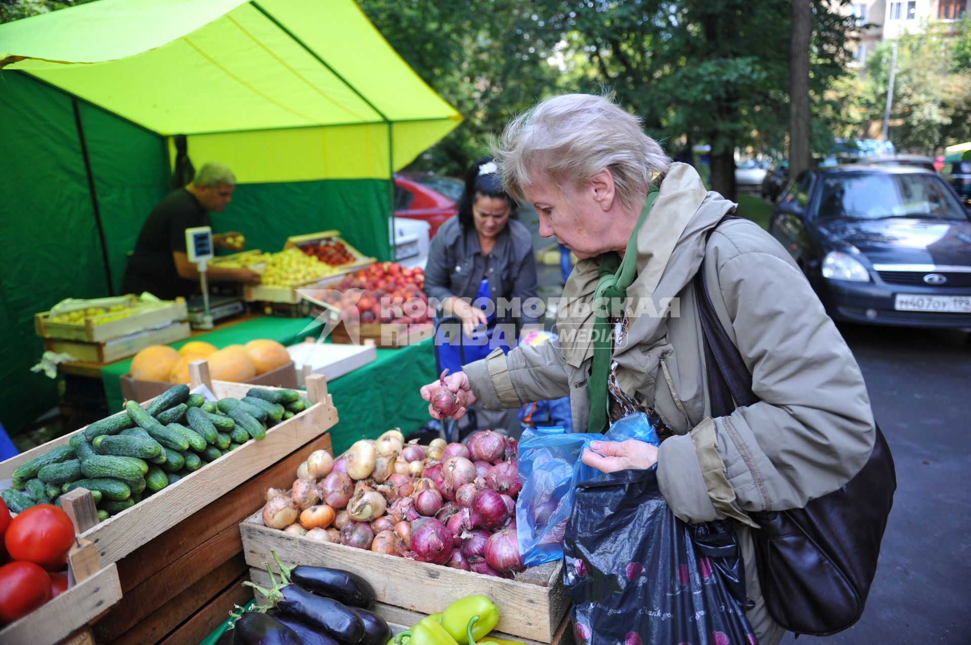 Ярмарка выходного дня. На снимке: женщина покупает продукты.