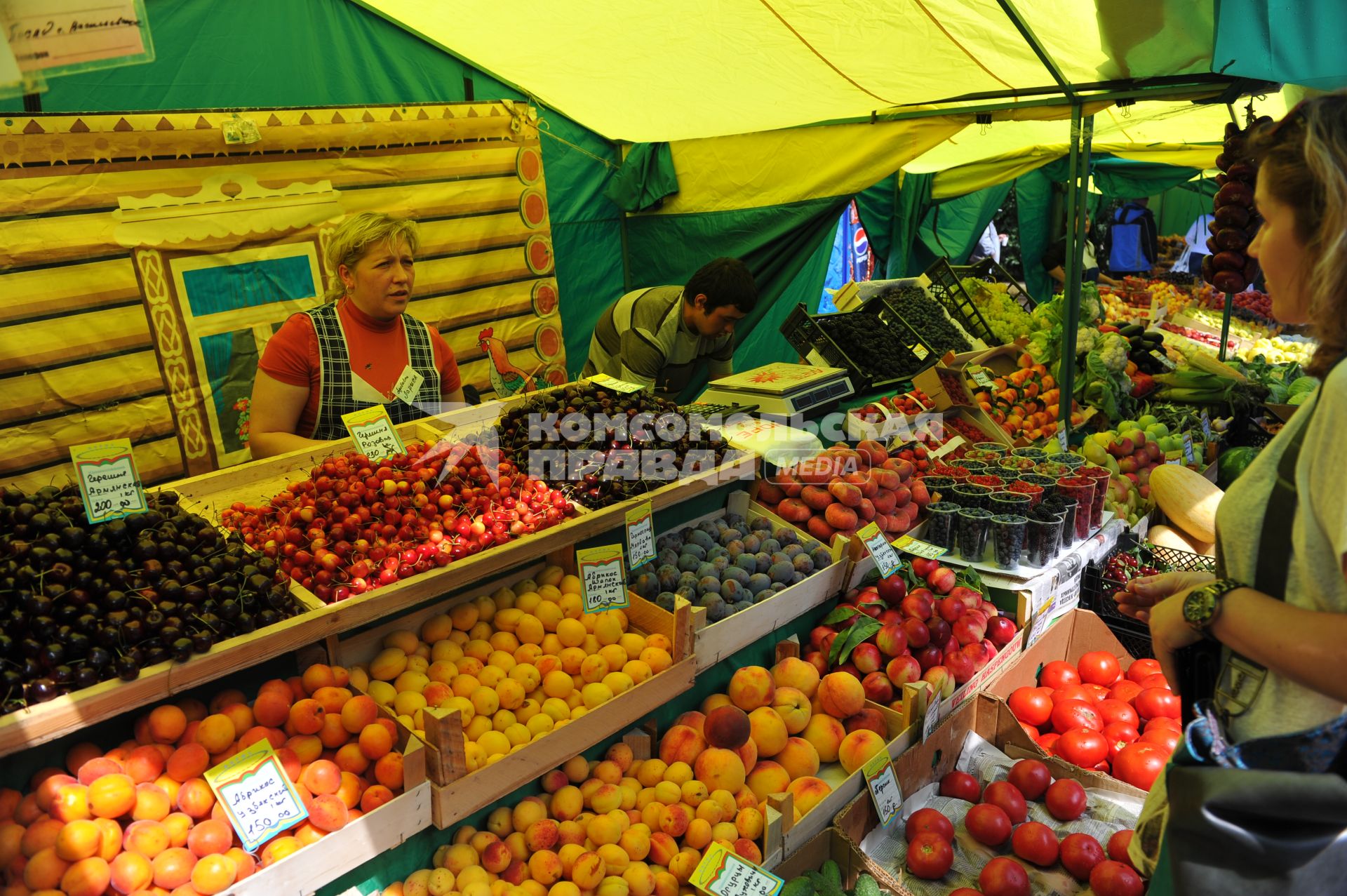 Ярмарка выходного дня. На снимке: женщина покупает продукты.