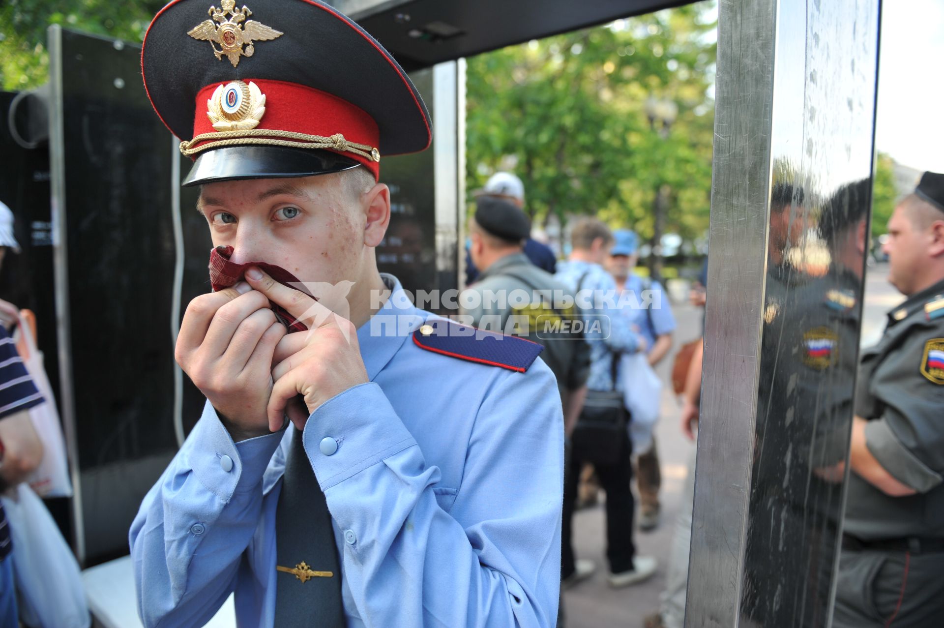 Митинг оппозиции `Комитет 6 мая` в защиту обвиняемых и подозреваемых по делу о массовых беспорядках на Болотной площади. На снимке: сотрудник правохранительных органов.