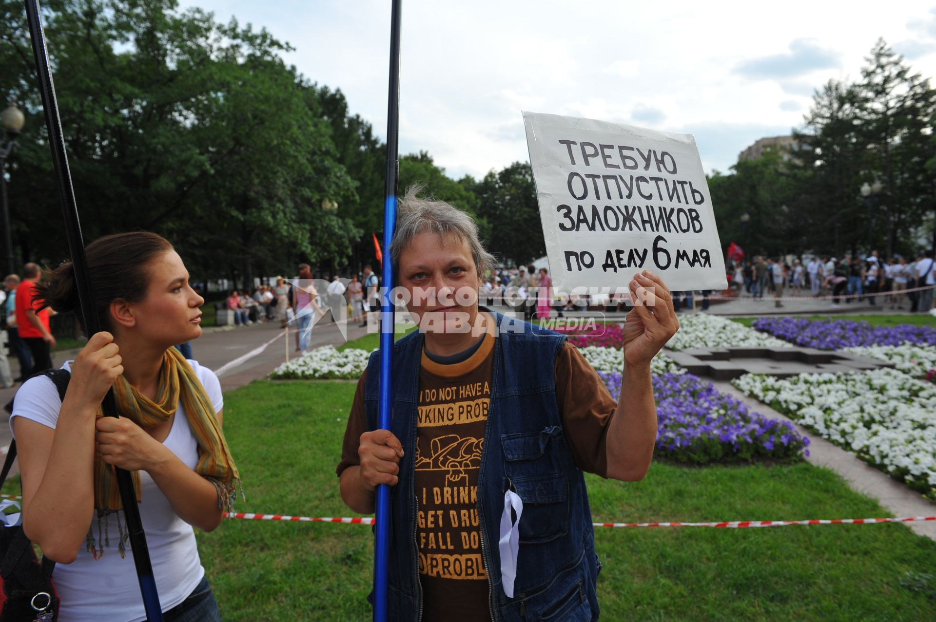 Митинг оппозиции `Комитет 6 мая` в защиту обвиняемых и подозреваемых по делу о массовых беспорядках на Болотной площади. На снимке: женщина с плакатом `Требую отпустить заложников по делу 6 мая`.