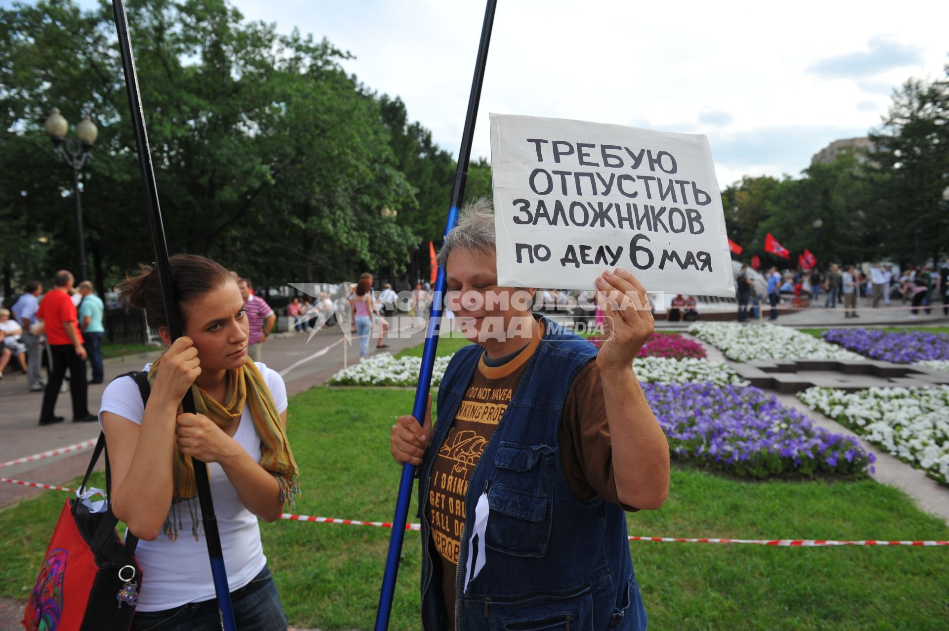 Митинг оппозиции `Комитет 6 мая` в защиту обвиняемых и подозреваемых по делу о массовых беспорядках на Болотной площади. На снимке: женщина с плакатом `Требую отпустить заложников по делу 6 мая`.