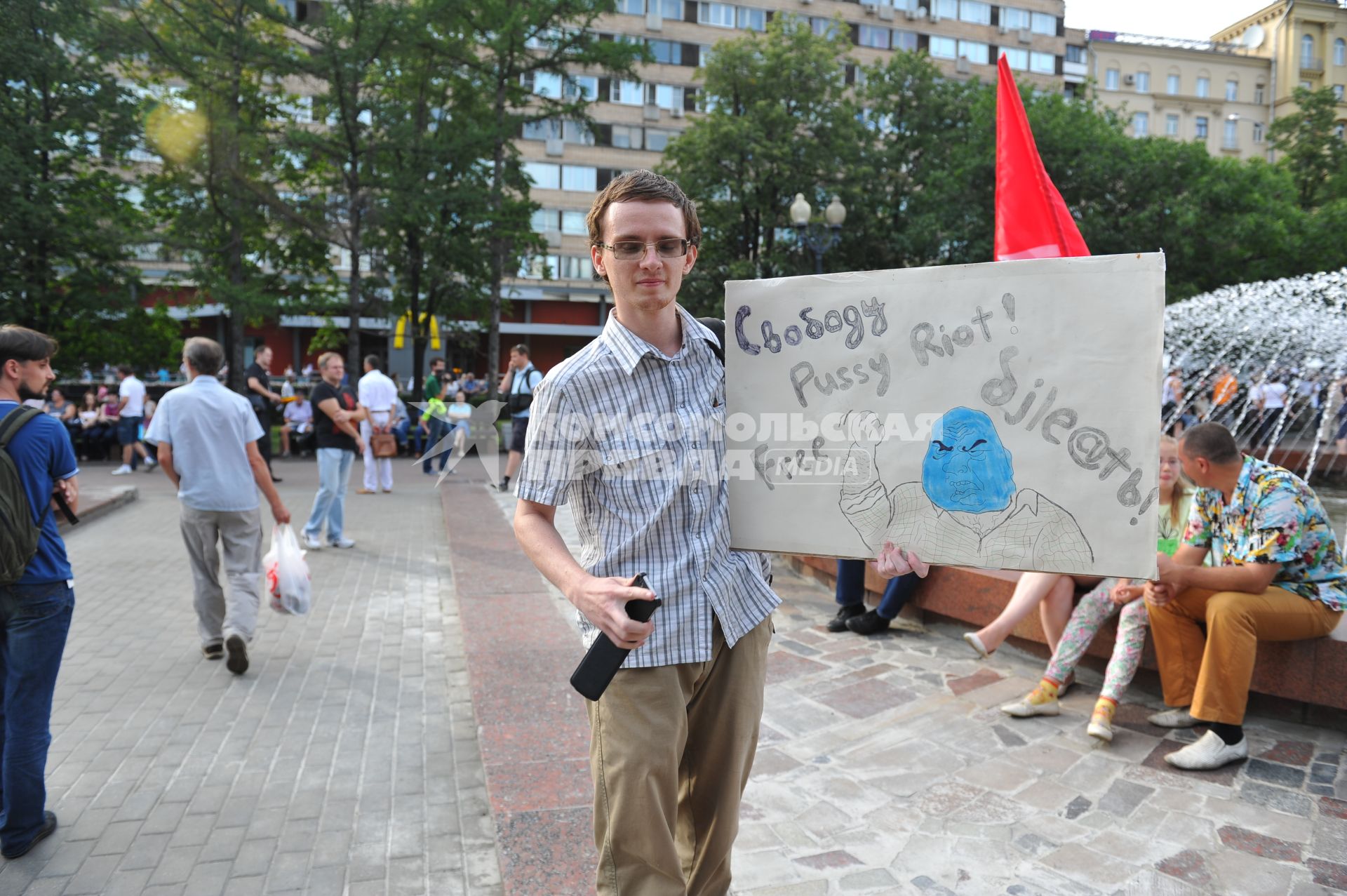 Митинг оппозиции `Комитет 6 мая` в защиту обвиняемых и подозреваемых по делу о массовых беспорядках на Болотной площади. На снимке: молодой человек с плакатом `Свободу Pussy Riot `