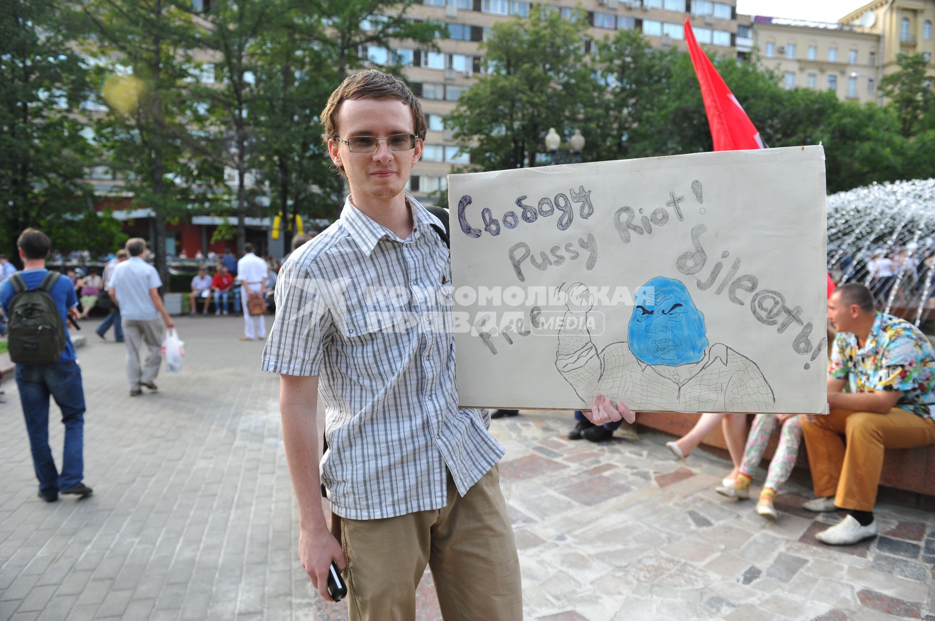 Митинг оппозиции `Комитет 6 мая` в защиту обвиняемых и подозреваемых по делу о массовых беспорядках на Болотной площади. На снимке: молодой человек с плакатом `Свободу Pussy Riot `