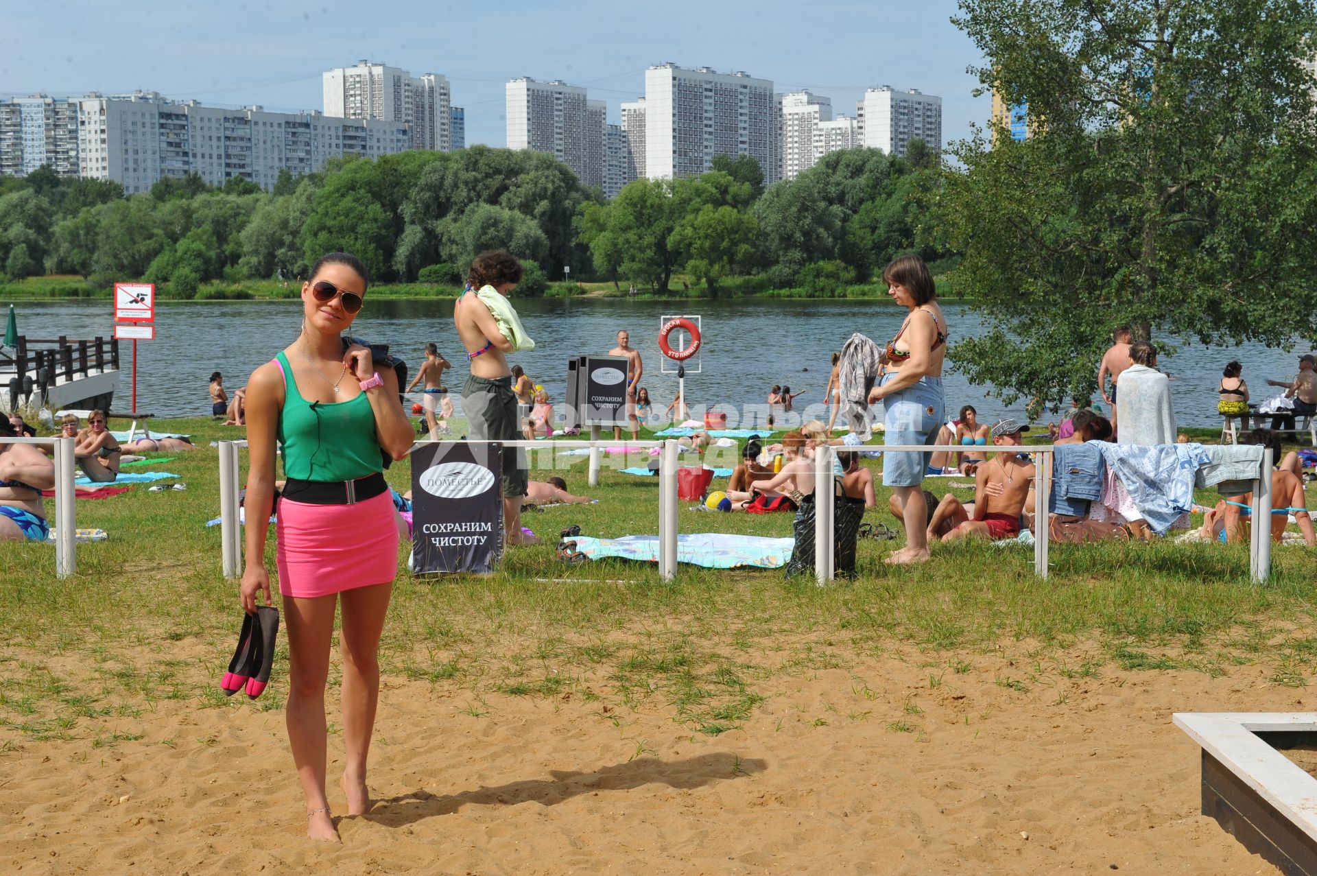 Пляж `Серебряный бор`. На симке: люди отдыхающие на пляже.