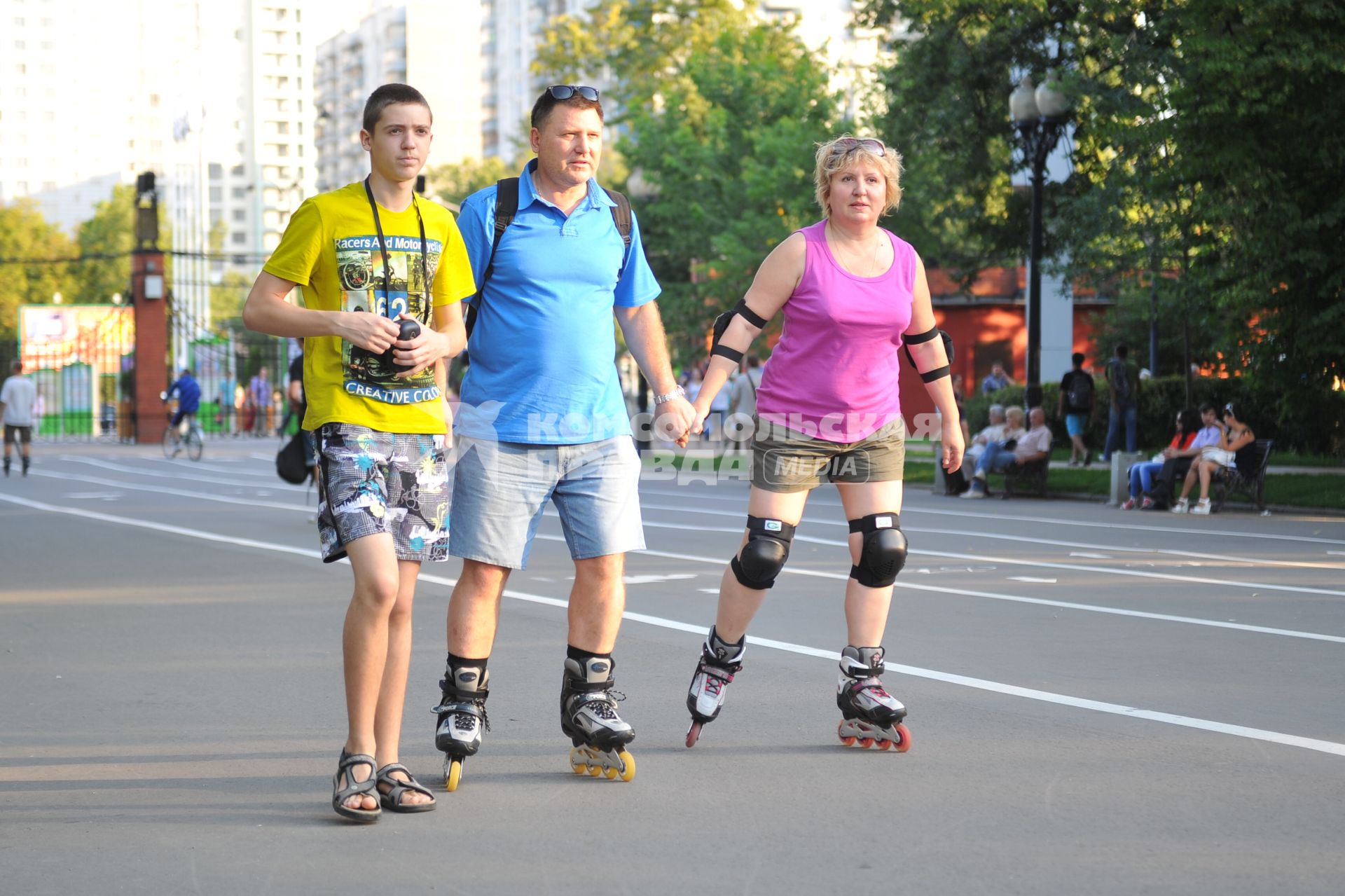 Парк `Сокольники`. На снимке: мужчина и женщина на роликовых коньках.