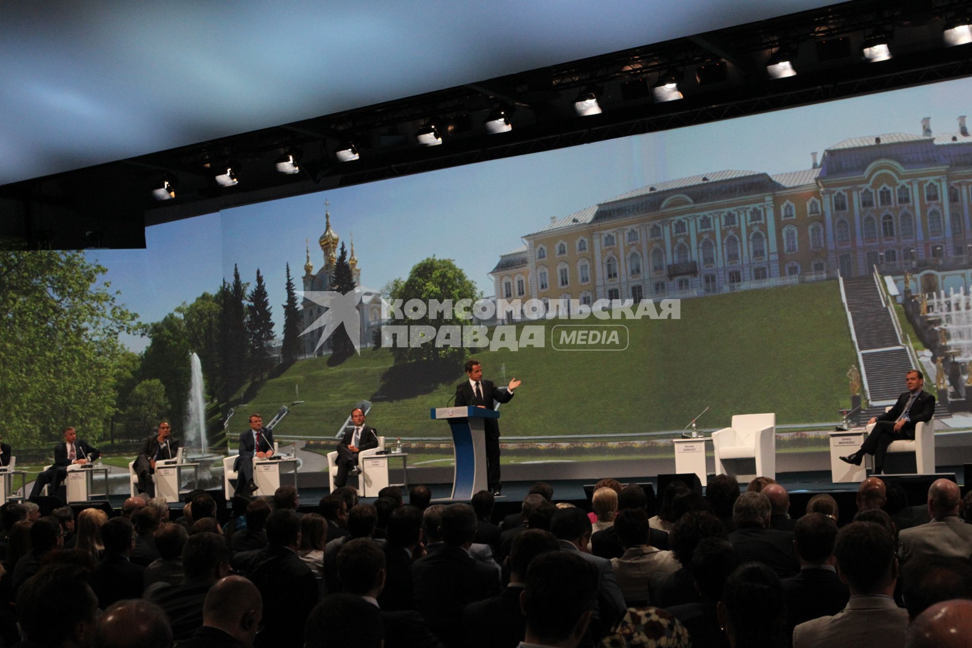 XIV Петербургский международный экономический форум. На снимке: президент Франции Николя Саркози (второй справа) и президент РФ Дмитрий Медведев (справа).