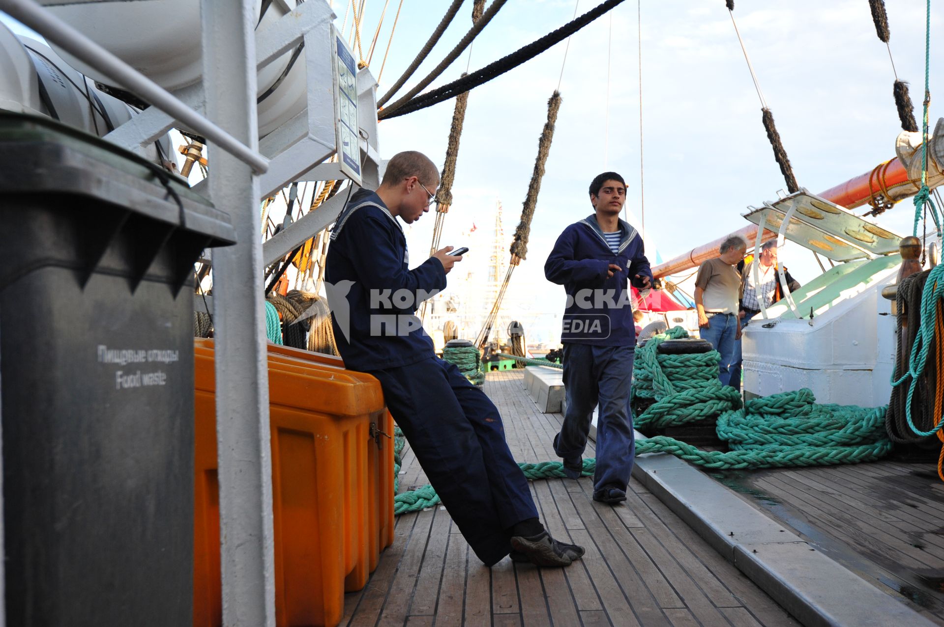 Курсанты морской академии на палубе барка `Седов`.