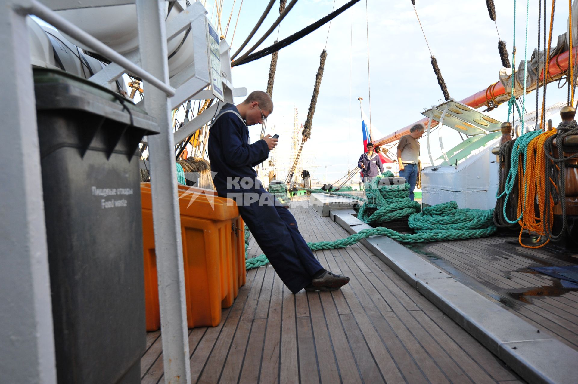 Курсанты морской академии на палубе барка `Седов`.