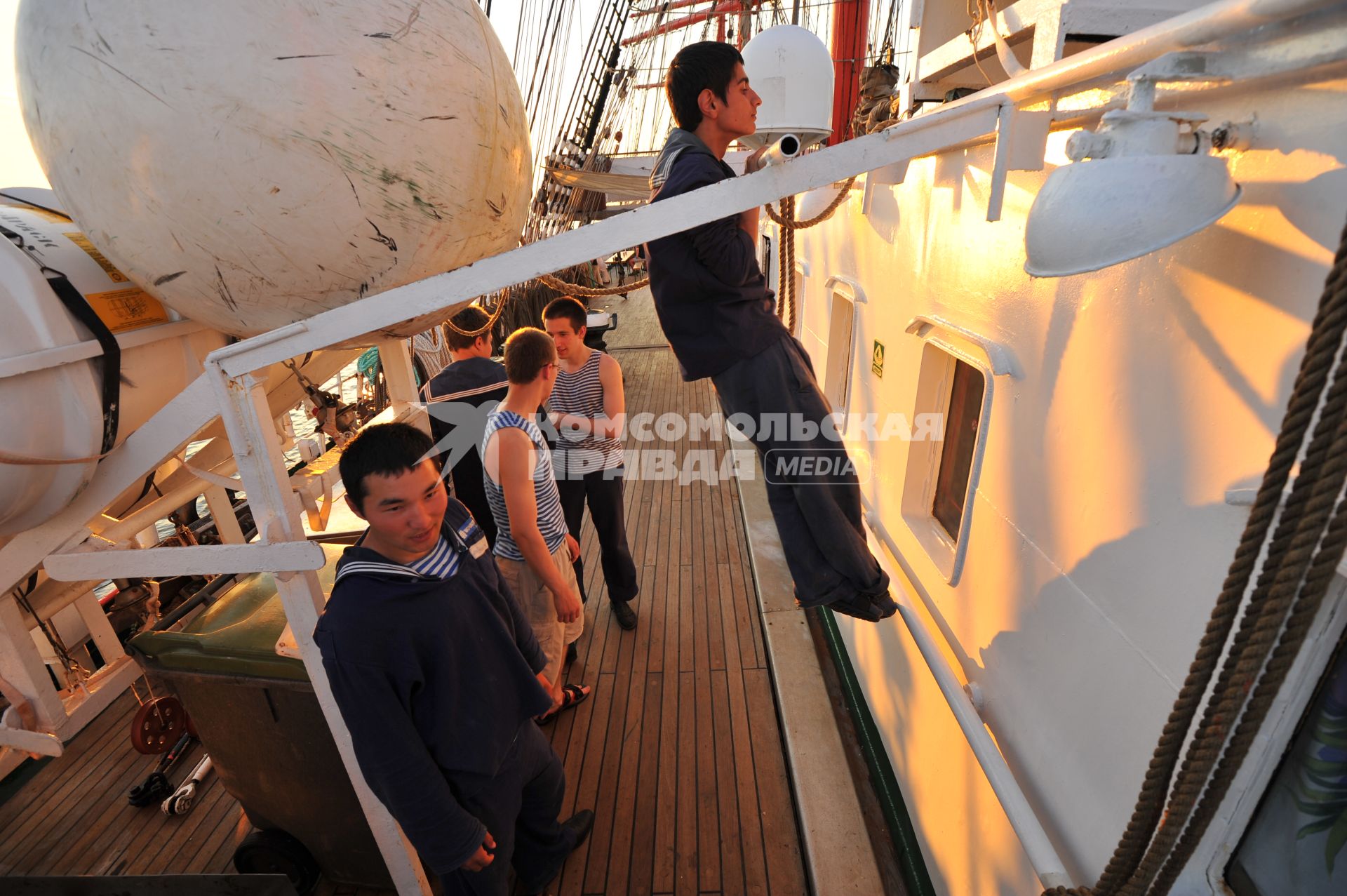 Курсанты морской академии на палубе барка `Седов`. На снимке: молодой человек подтягивается на перекладине