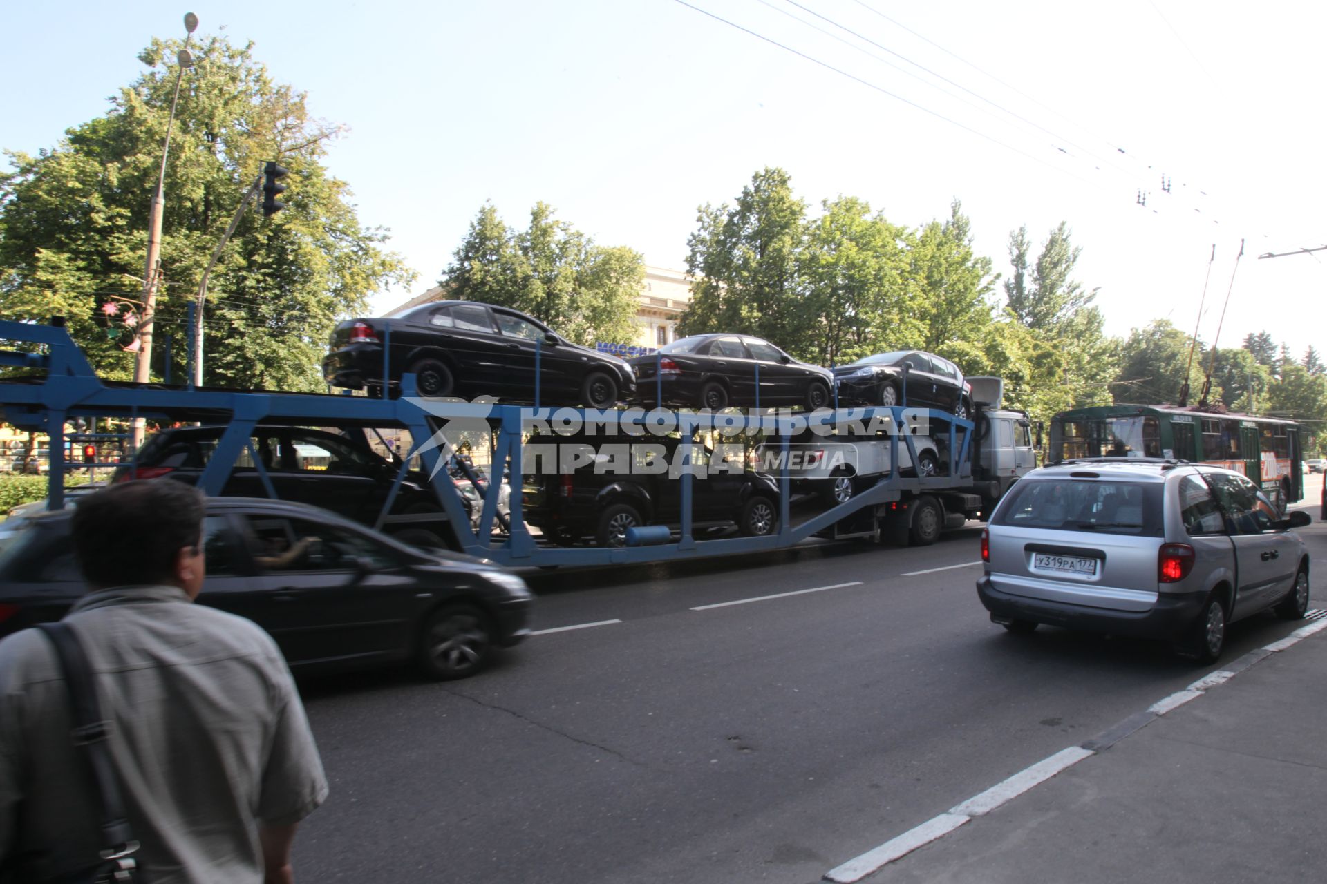 Мосфильмовская улица. На снимке: тягач перевозит автомобили.