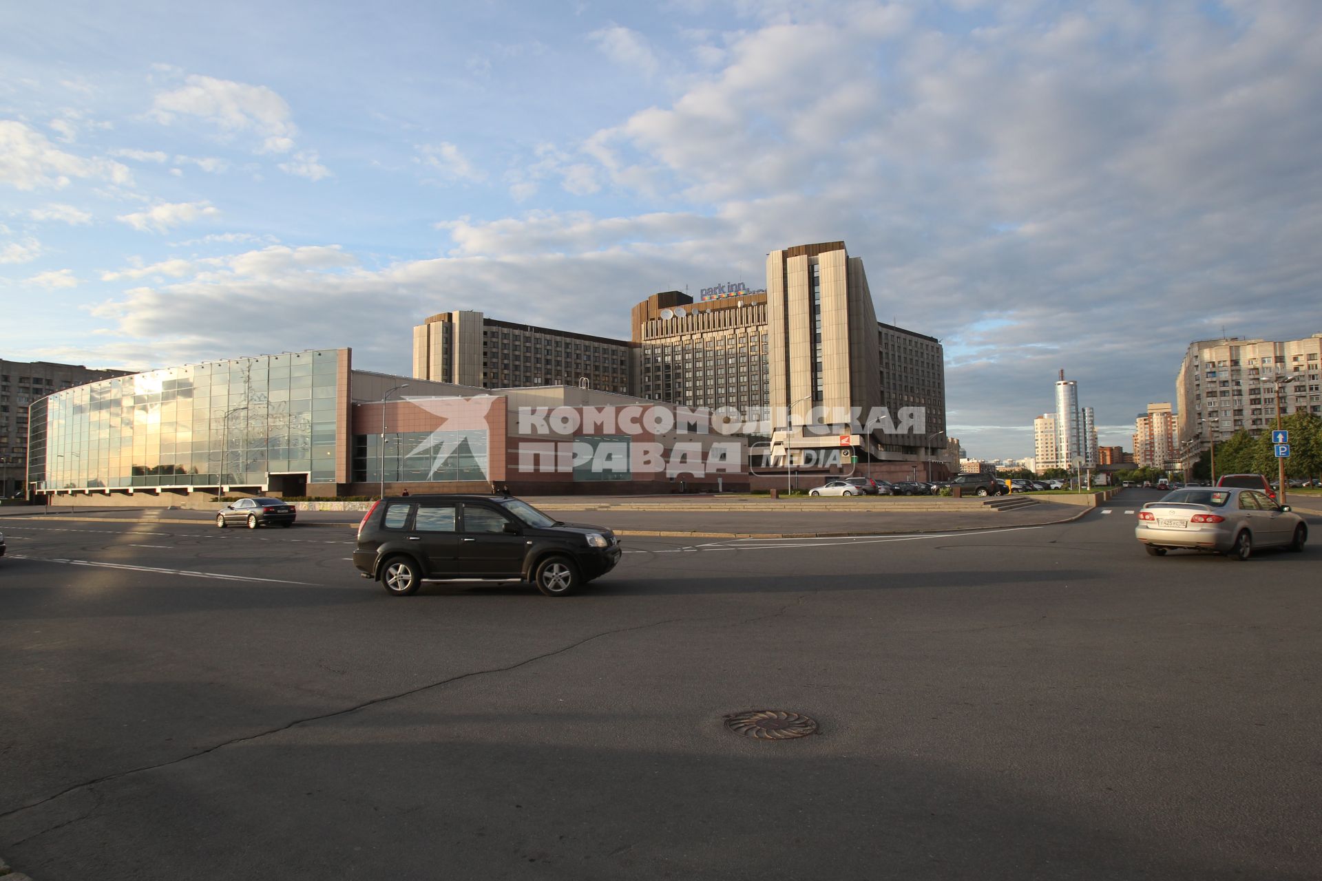 Виды Санкт-Петербурга. На снимке: вид на гостиницу Park Inn Pulkovskaya Hotel (Пулковская) с площади Победы.