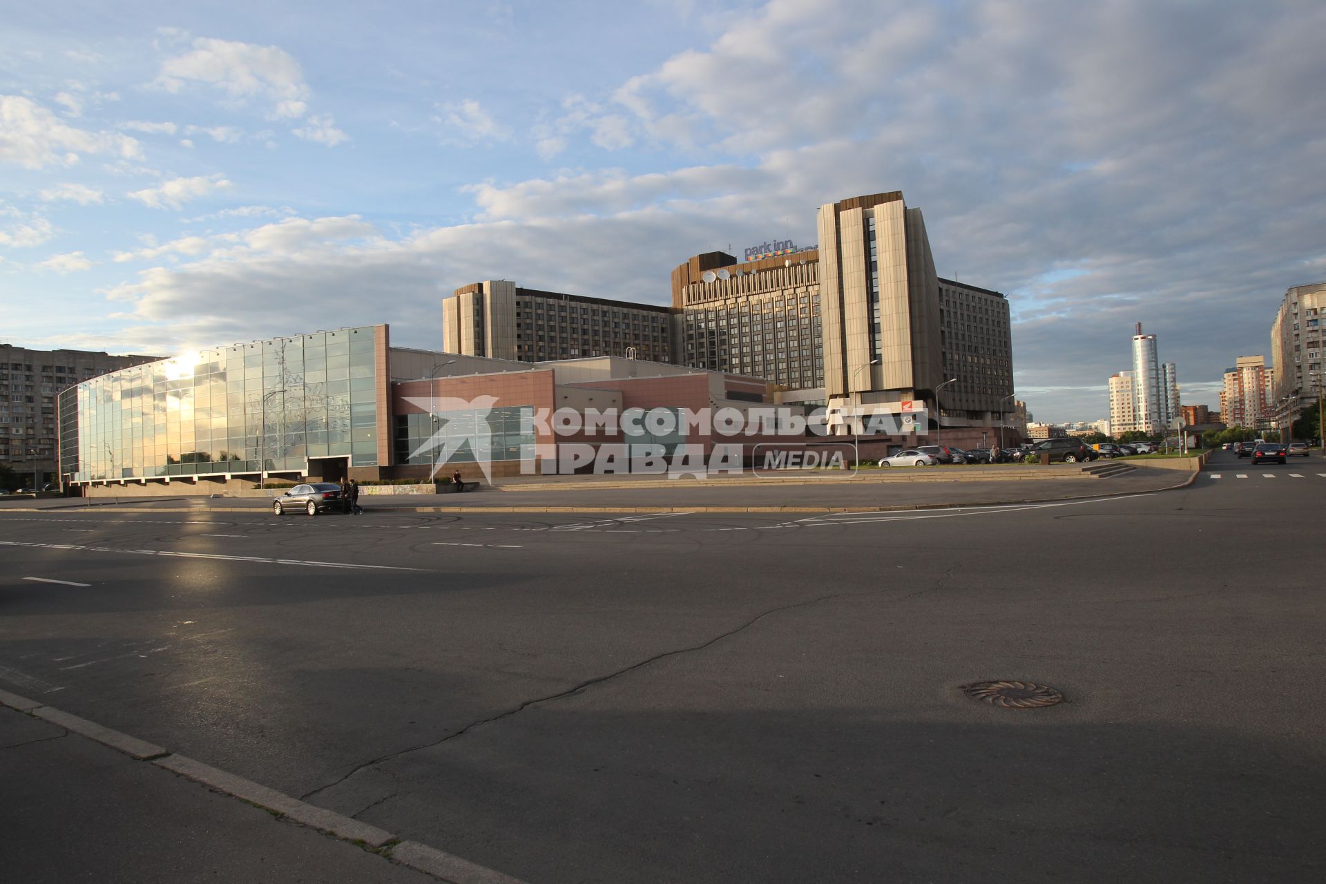 Виды Санкт-Петербурга. На снимке: вид на гостиницу Park Inn Pulkovskaya Hotel (Пулковская) с площади Победы.