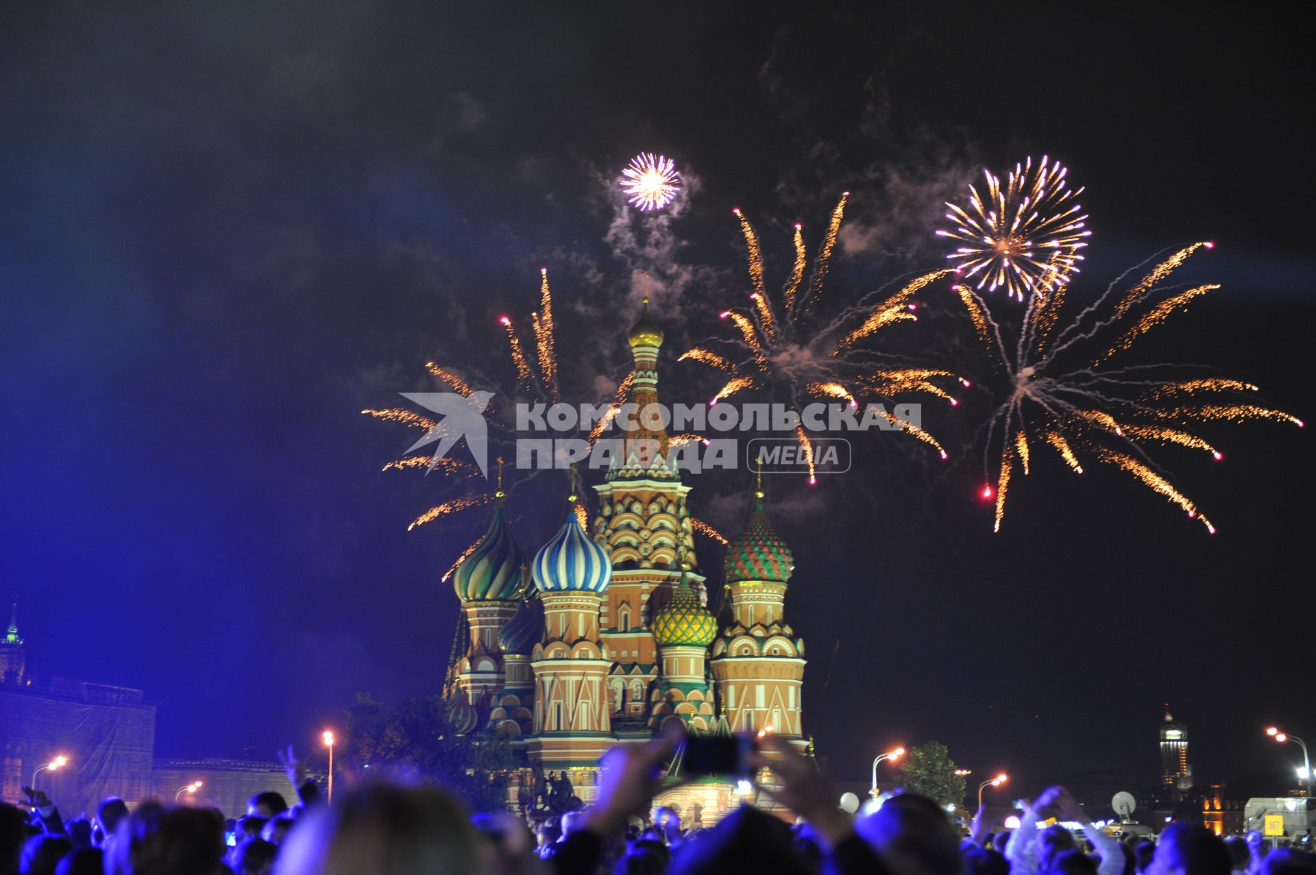 Красная площадь.  Бал `Выпускник-2012` . На снимке: праздничный салют.