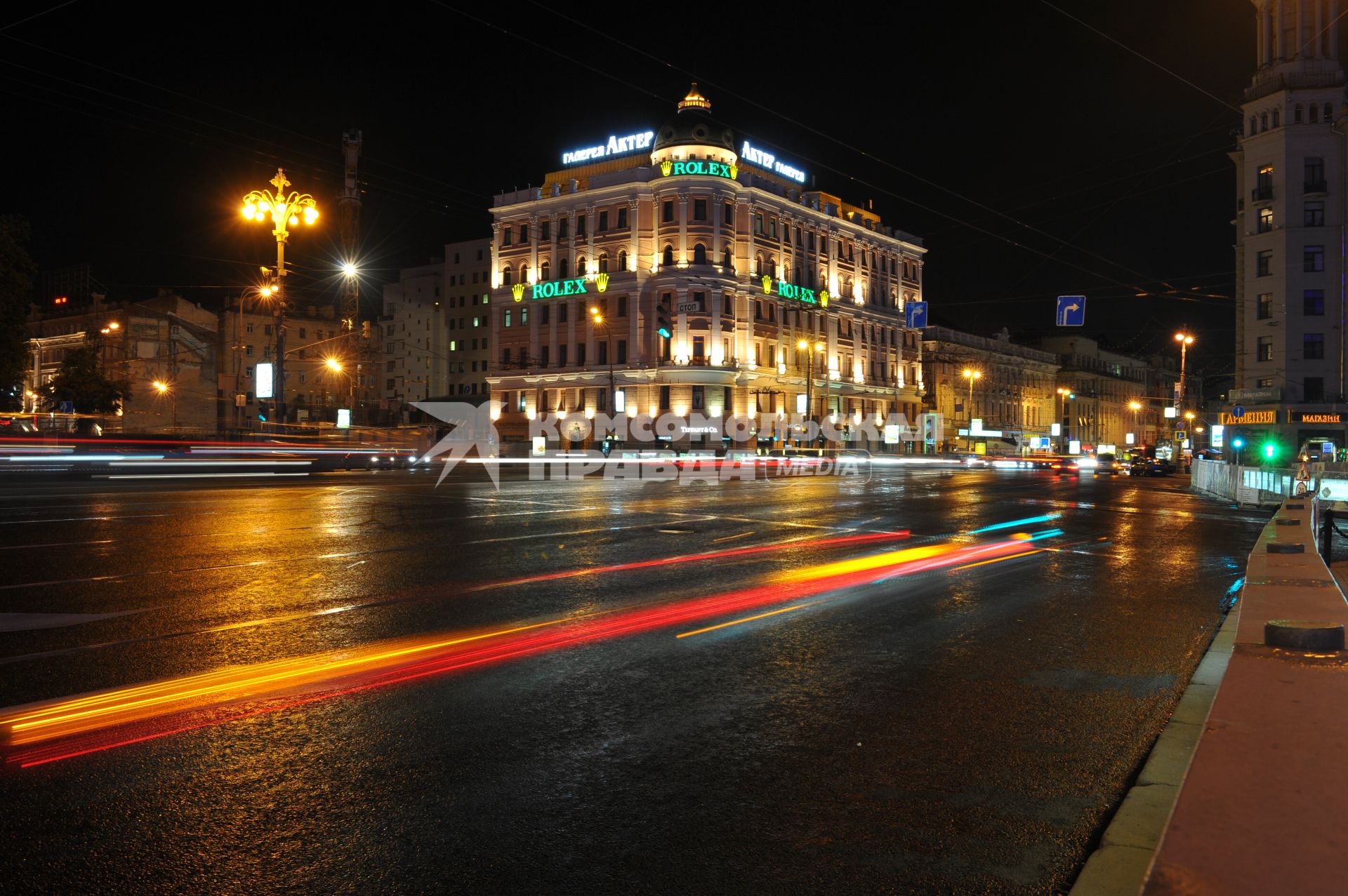 Вечерняя Москва.  На снимке: ул. Тверская, 7 здание `Центральный телеграф`.