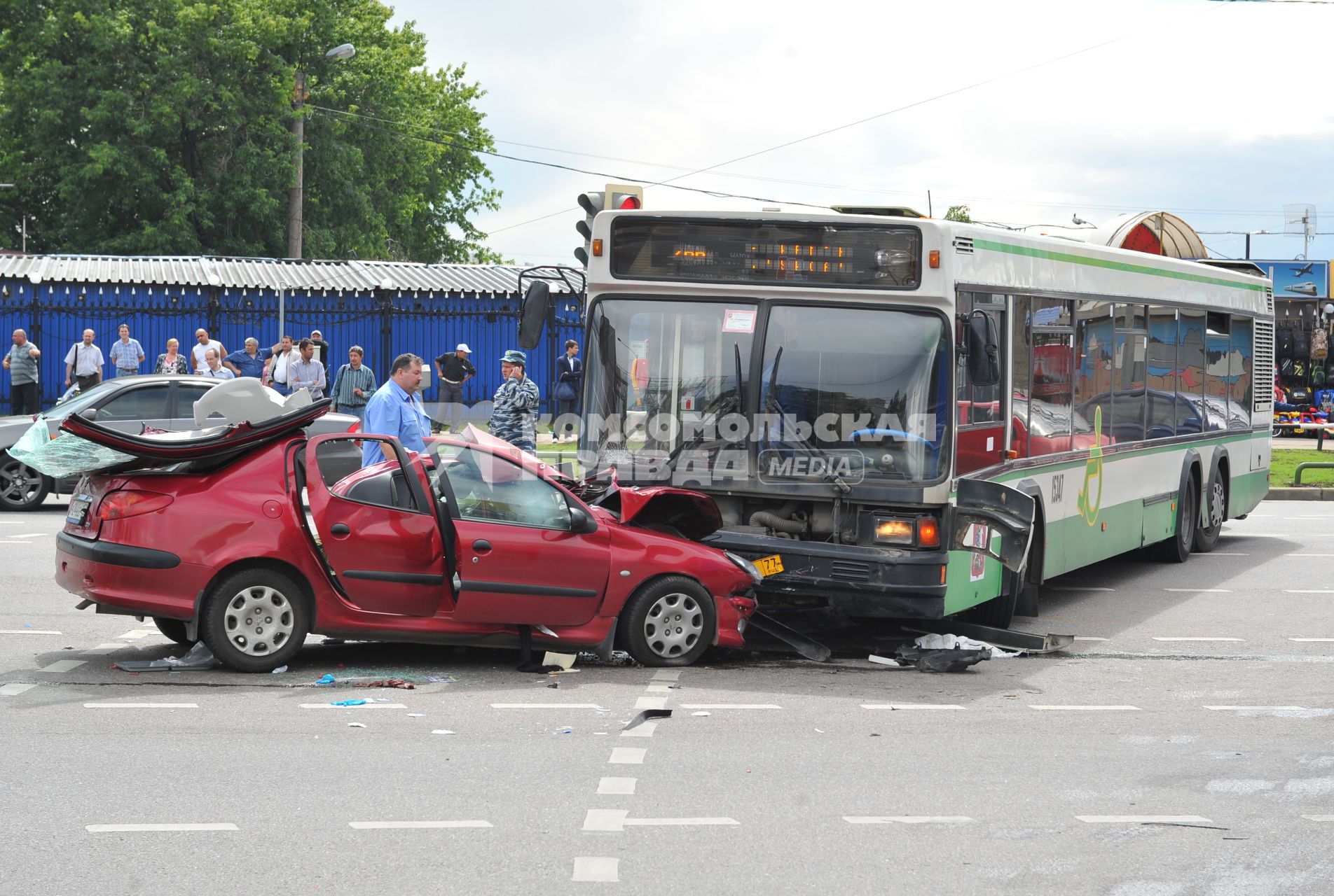 Волоколамское шоссе. ДТП с участием пассажирскго автобуса N 266 и легкового автомобиля `Renault`.