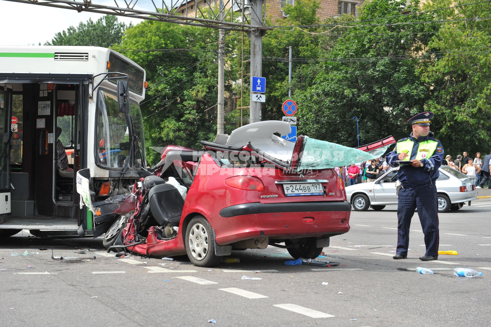 Волоколамское шоссе. ДТП с участием пассажирскго автобуса N 266 и легкового автомобиля `Renault`. На снимке: сотрудник ДПС на месте аварии.