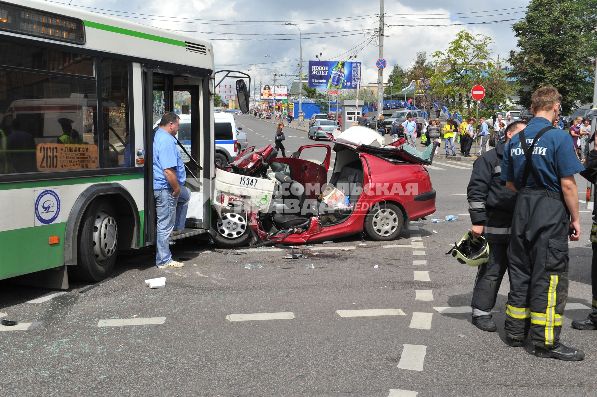 Волоколамское шоссе. ДТП с участием пассажирскго автобуса N 266 и легкового автомобиля `Renault`.