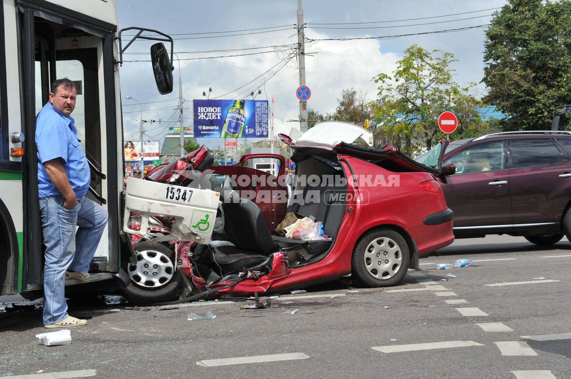 Волоколамское шоссе. ДТП с участием пассажирскго автобуса N 266 и легкового автомобиля `Renault`.