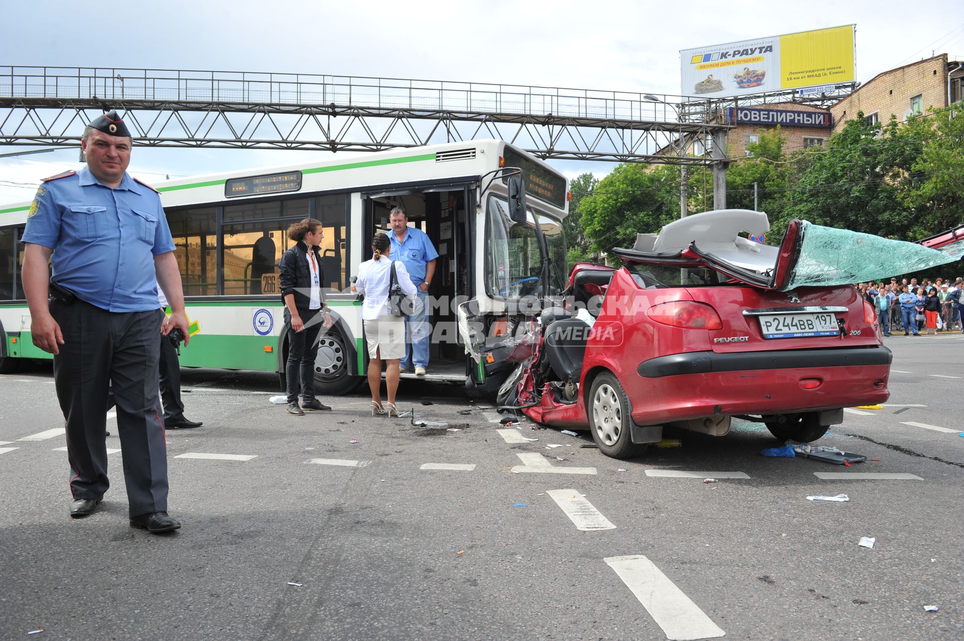 Волоколамское шоссе. ДТП с участием пассажирскго автобуса N 266 и легкового автомобиля `Renault`.