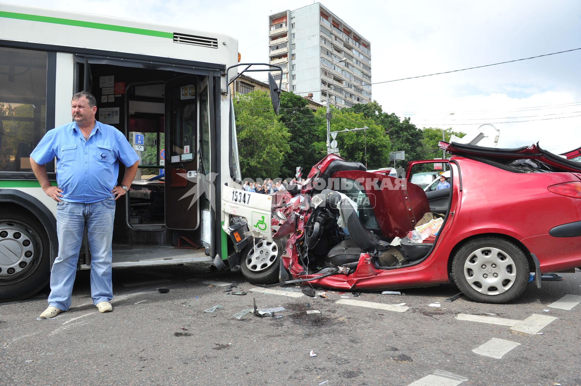 Волоколамское шоссе. ДТП с участием пассажирскго автобуса N 266 и легкового автомобиля `Renault`.