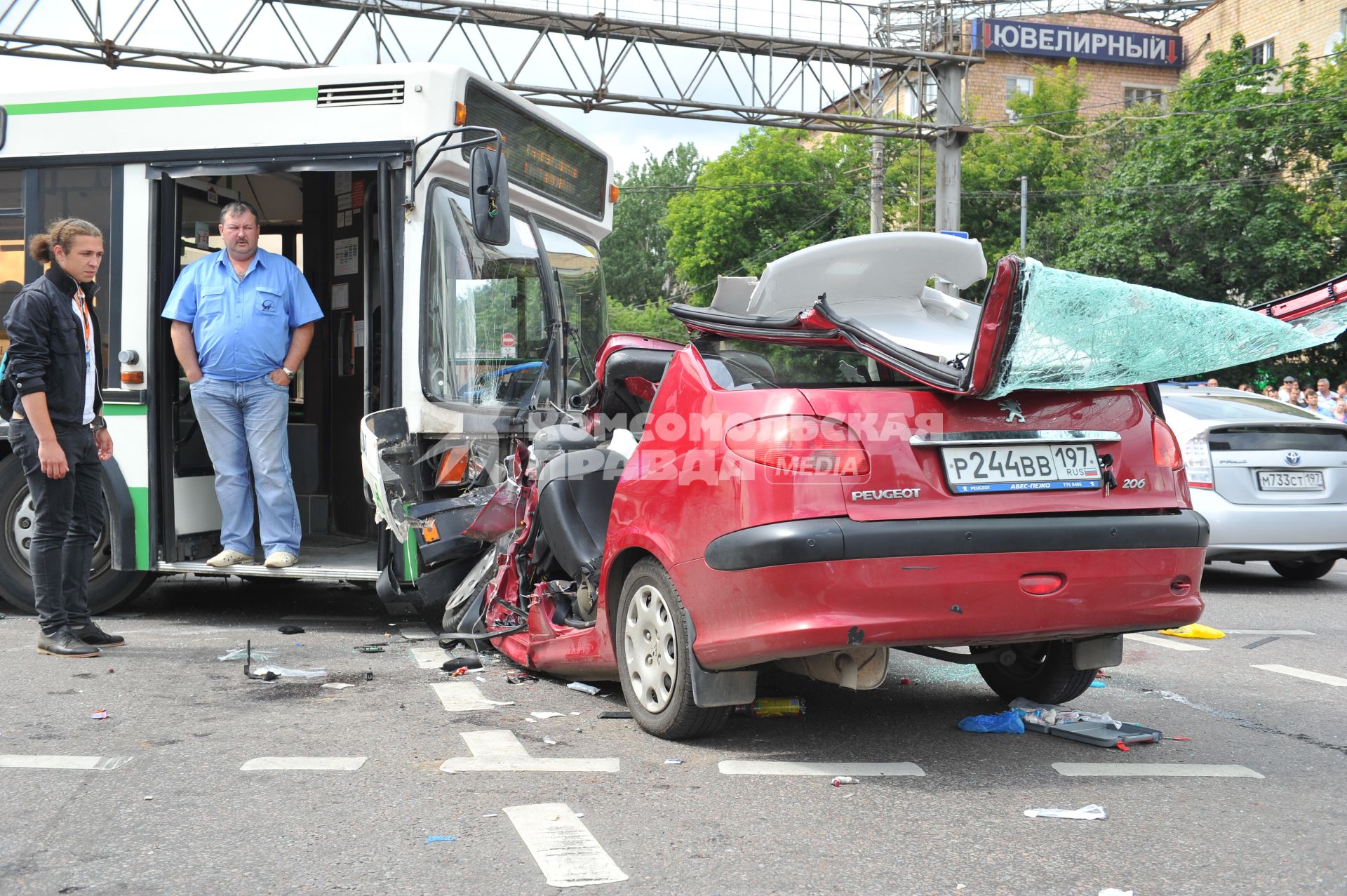 Волоколамское шоссе. ДТП с участием пассажирскго автобуса N 266 и легкового автомобиля `Renault`.